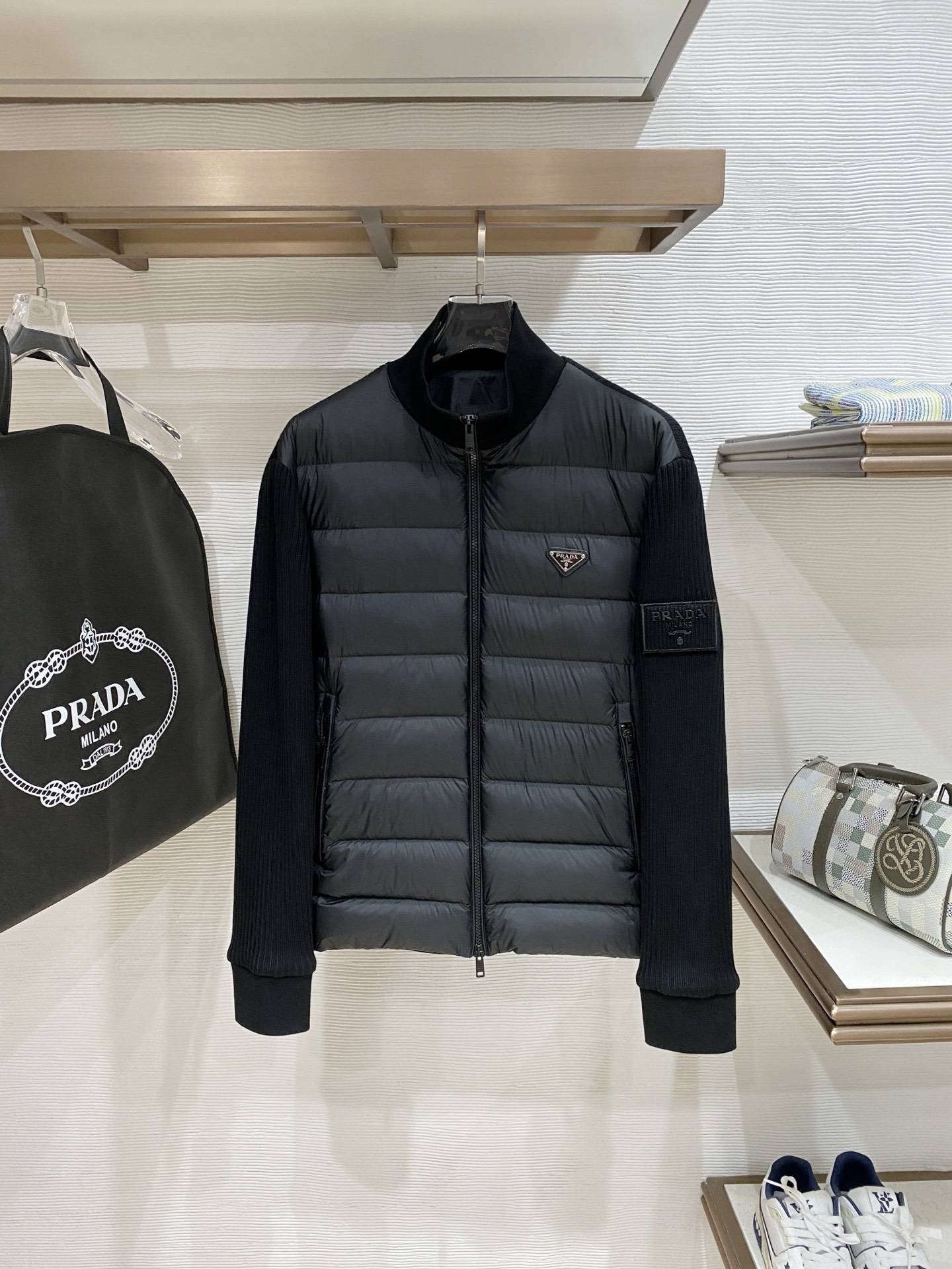 普拉达 2025秋冬新款羽绒服 原版1:1订制五金配件全进口原版定制 欢迎专柜对比 绝对的高品质 采用国