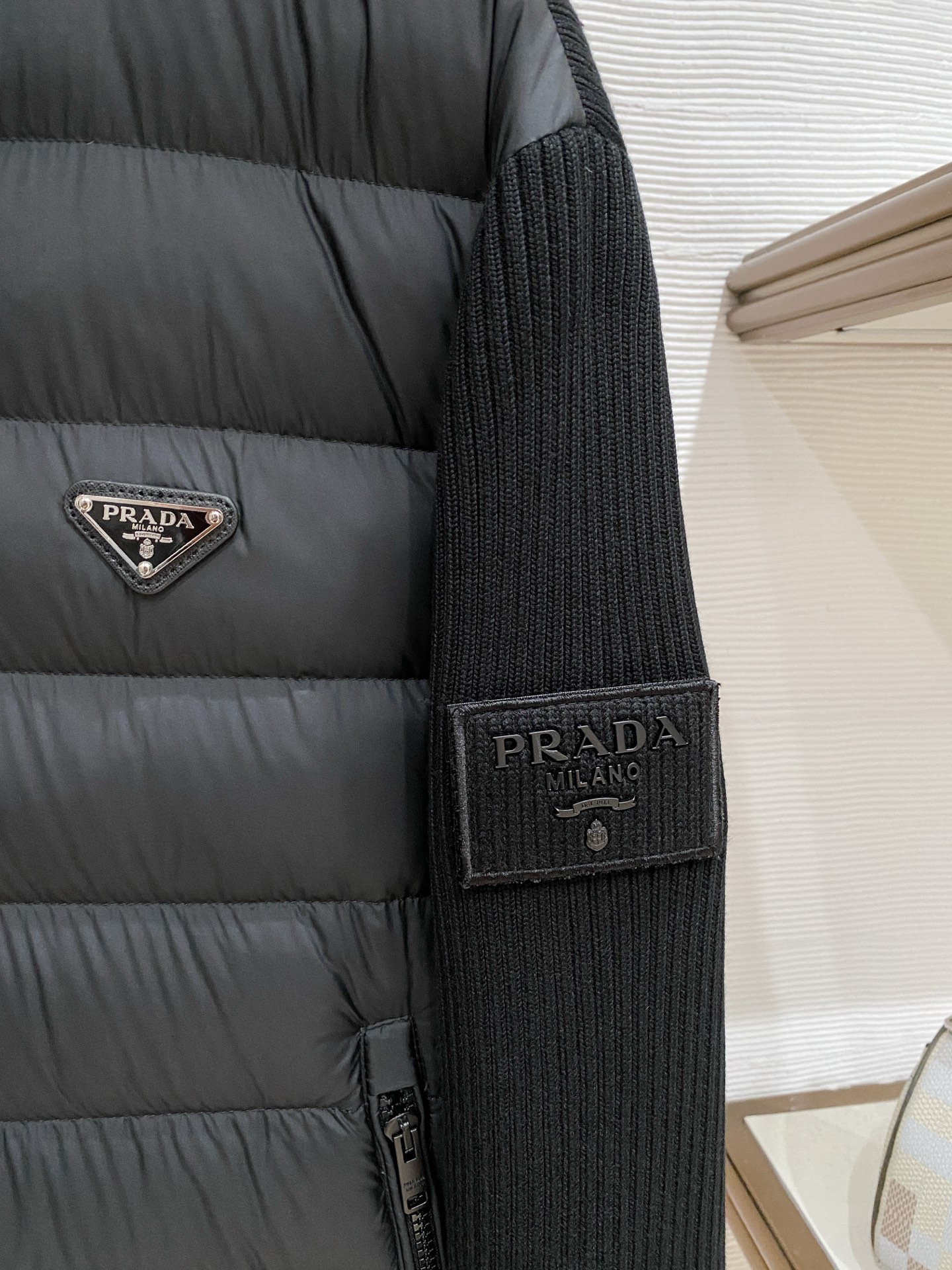普拉达 2025秋冬新款羽绒服 原版1:1订制五金配件全进口原版定制 欢迎专柜对比 绝对的高品质 采用国
