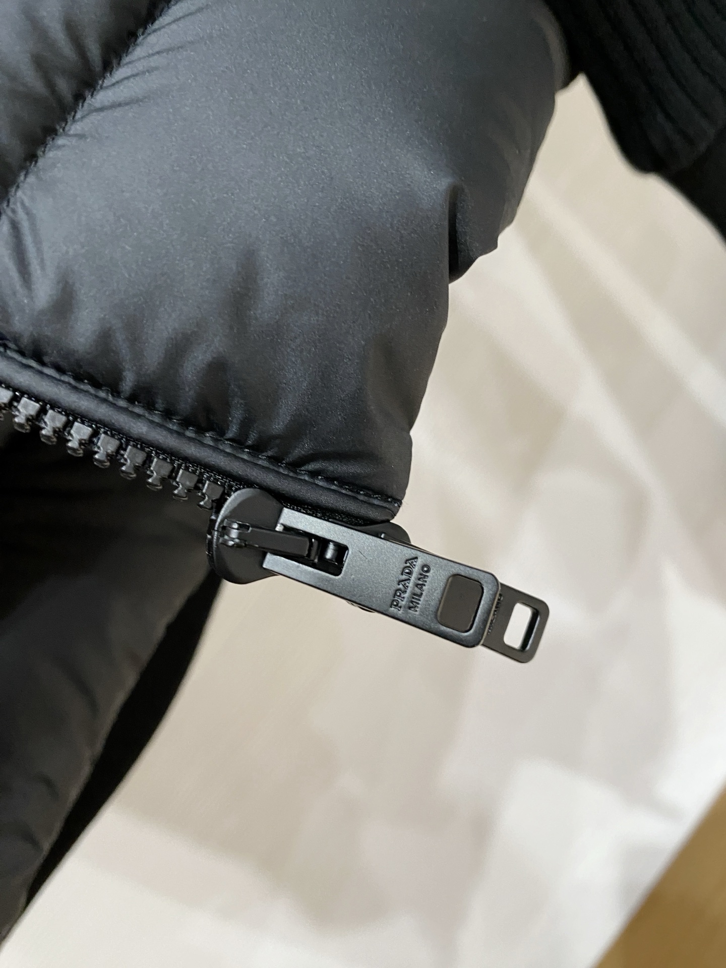 普拉达 2025秋冬新款羽绒服 原版1:1订制五金配件全进口原版定制 欢迎专柜对比 绝对的高品质 采用国