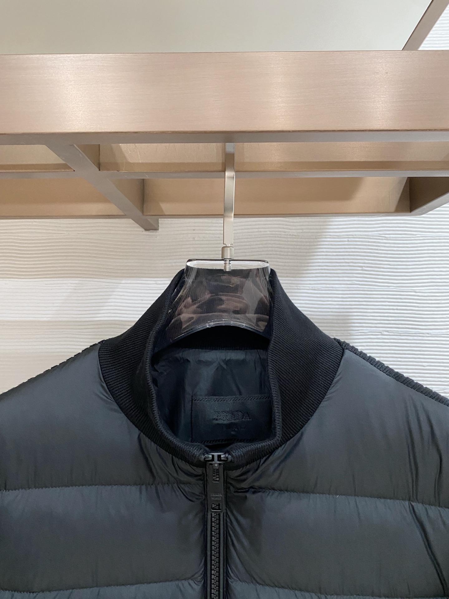 普拉达 2025秋冬新款羽绒服 原版1:1订制五金配件全进口原版定制 欢迎专柜对比 绝对的高品质 采用国