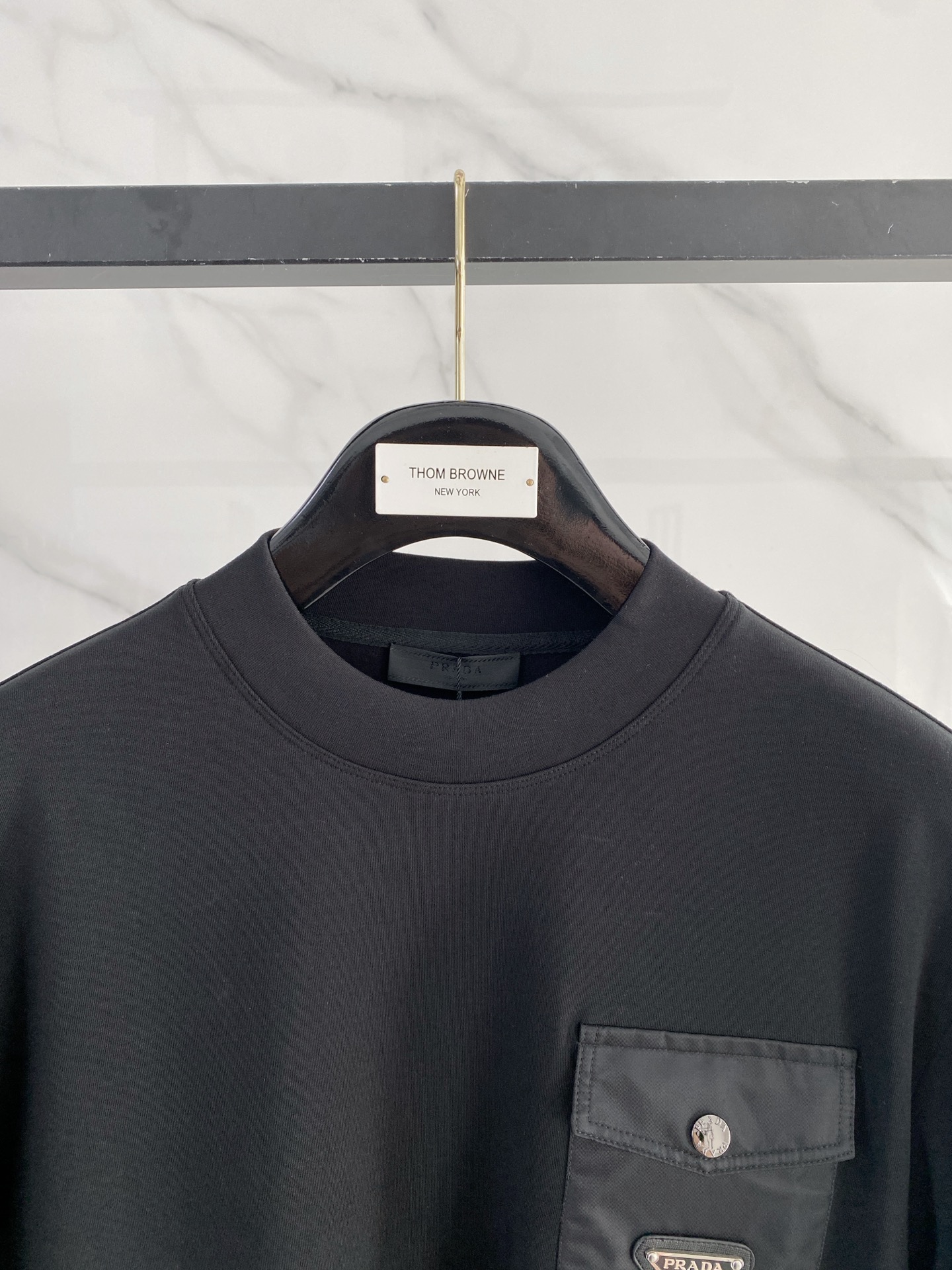 普拉达 精品打底衫 贸易公司订单 25SS 秋冬新款意式轻奢男士休闲长袖打底衫长袖 T恤 卫衣平整的抗皱