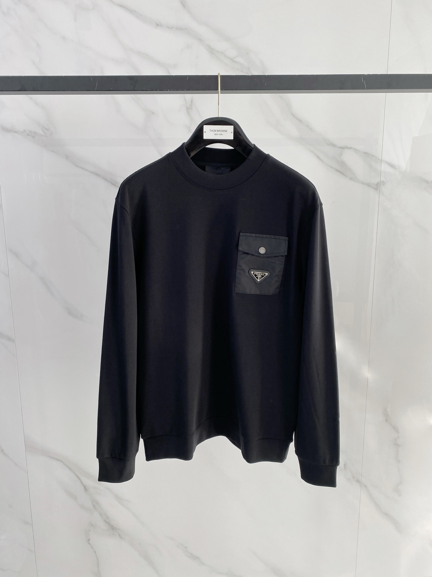 普拉达 精品打底衫 贸易公司订单 25SS 秋冬新款意式轻奢男士休闲长袖打底衫长袖 T恤 卫衣平整的抗皱