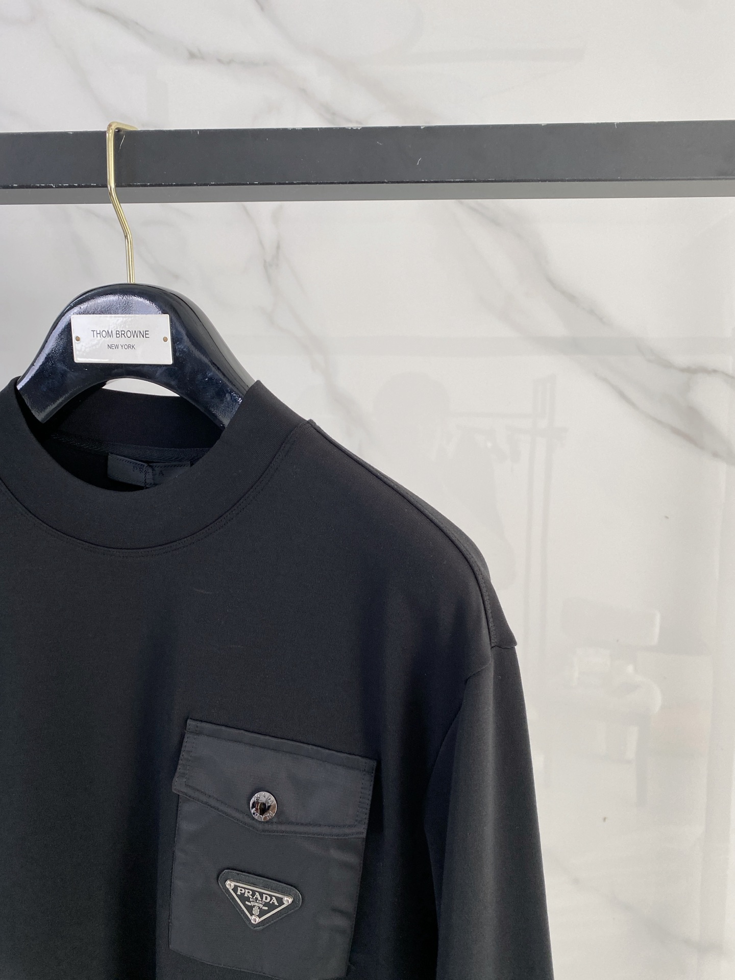 普拉达 精品打底衫 贸易公司订单 25SS 秋冬新款意式轻奢男士休闲长袖打底衫长袖 T恤 卫衣平整的抗皱