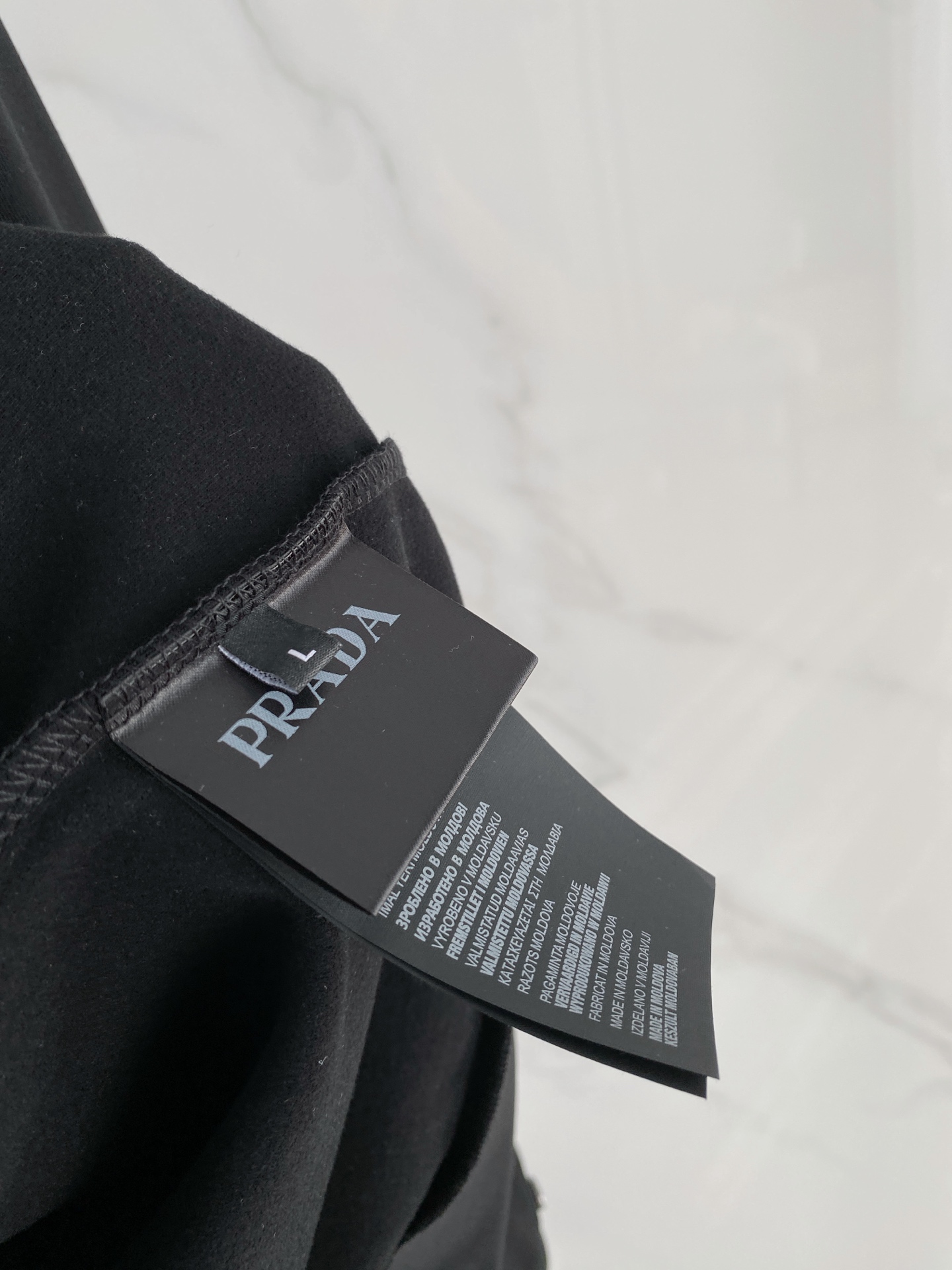 普拉达 精品打底衫 贸易公司订单 25SS 秋冬新款意式轻奢男士休闲长袖打底衫长袖 T恤 卫衣平整的抗皱