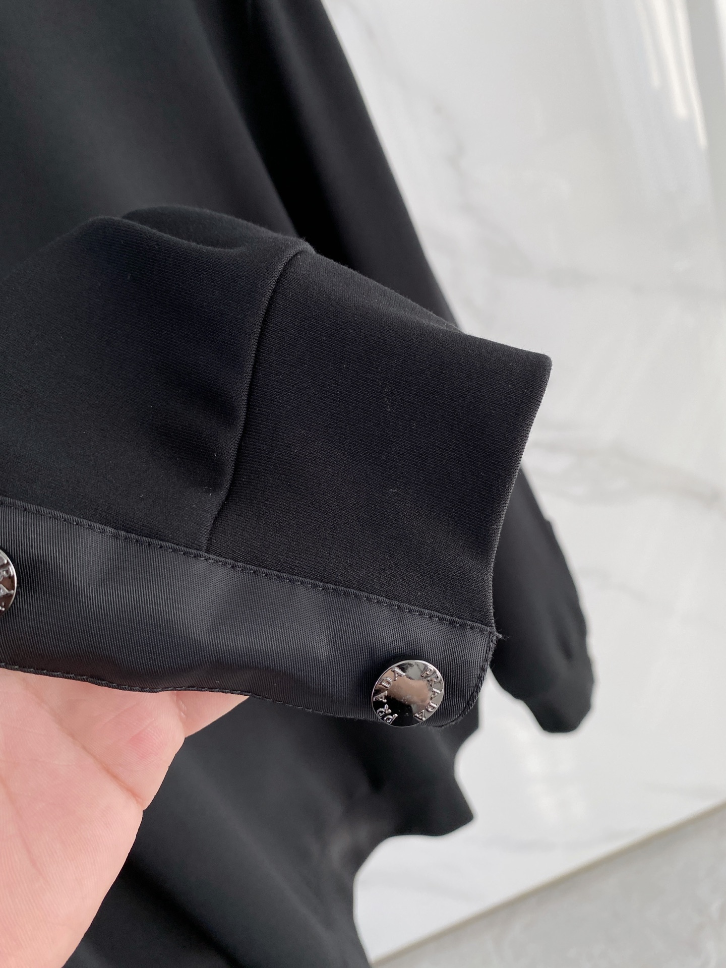 普拉达 精品打底衫 贸易公司订单 25SS 秋冬新款意式轻奢男士休闲长袖打底衫长袖 T恤 卫衣平整的抗皱