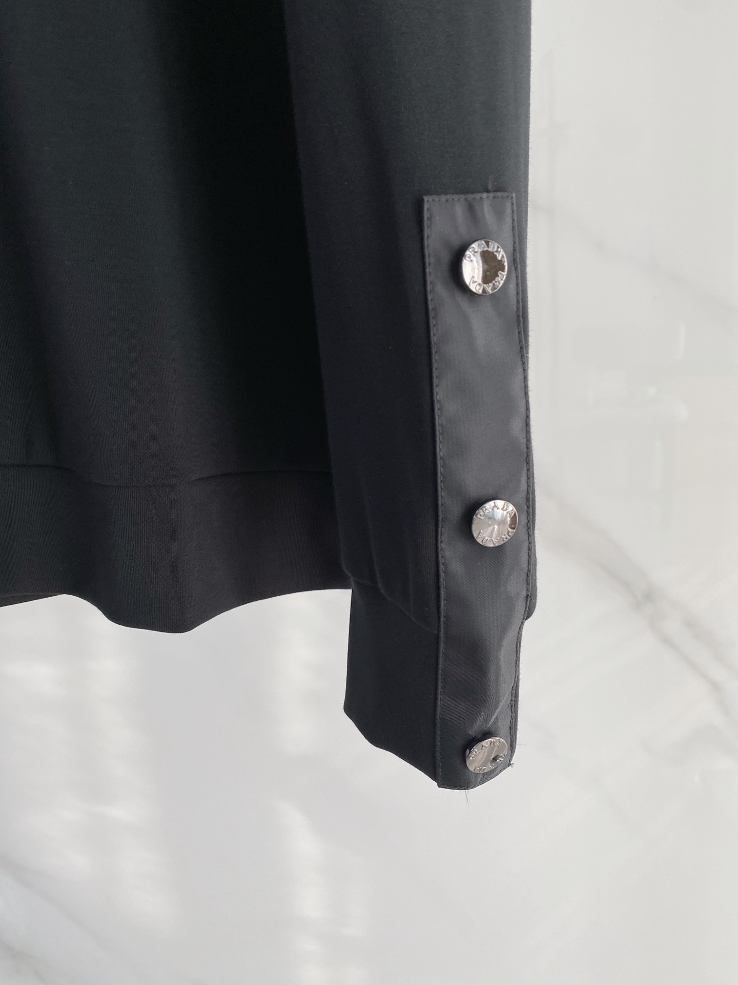 普拉达 精品打底衫 贸易公司订单 25SS 秋冬新款意式轻奢男士休闲长袖打底衫长袖 T恤 卫衣平整的抗皱