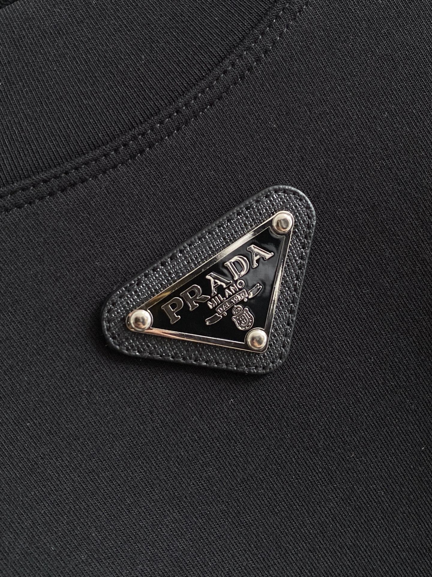 普拉达 精品打底衫 贸易公司订单 25SS 秋冬新款意式轻奢男士休闲长袖打底衫长袖 T恤 卫衣平整的抗皱