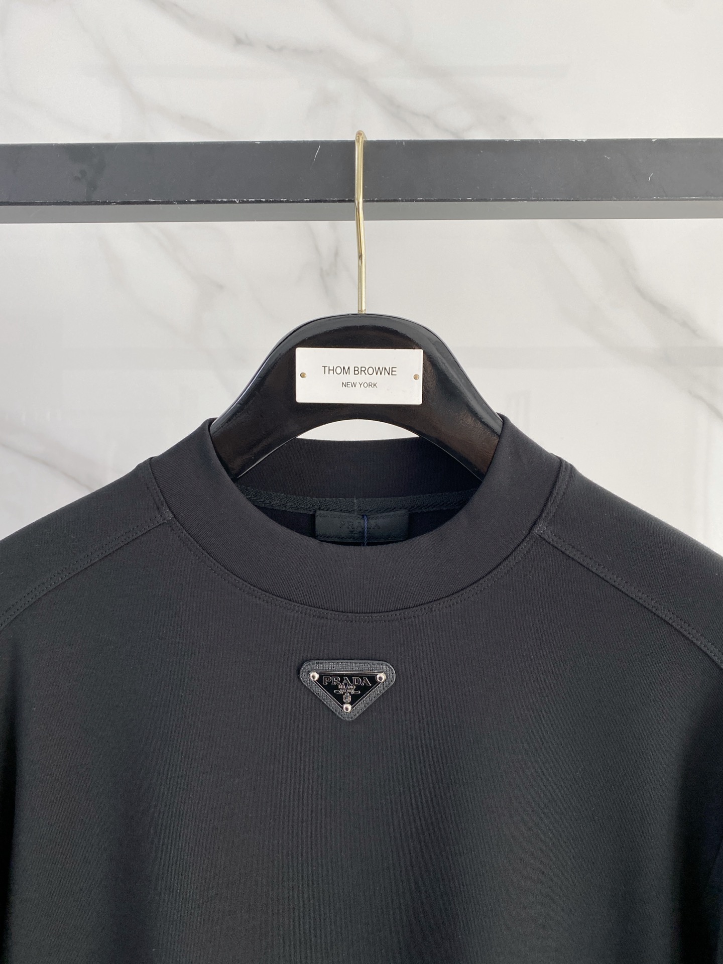 普拉达 精品打底衫 贸易公司订单 25SS 秋冬新款意式轻奢男士休闲长袖打底衫长袖 T恤 卫衣平整的抗皱