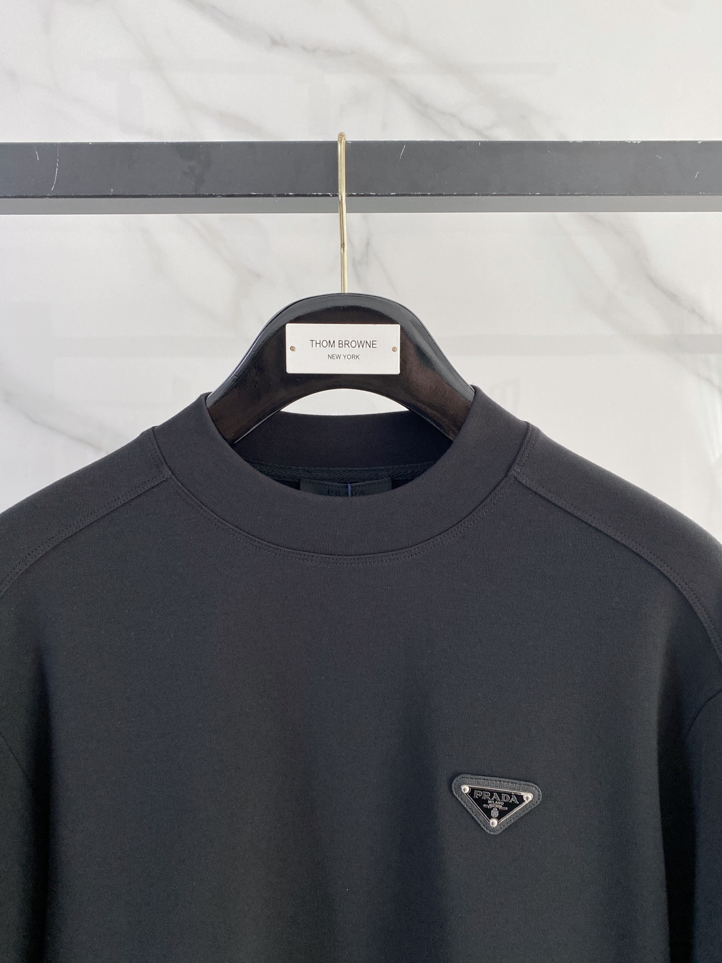 普拉达 精品打底衫 贸易公司订单 25SS 秋冬新款意式轻奢男士休闲长袖打底衫长袖 T恤 卫衣平整的抗皱