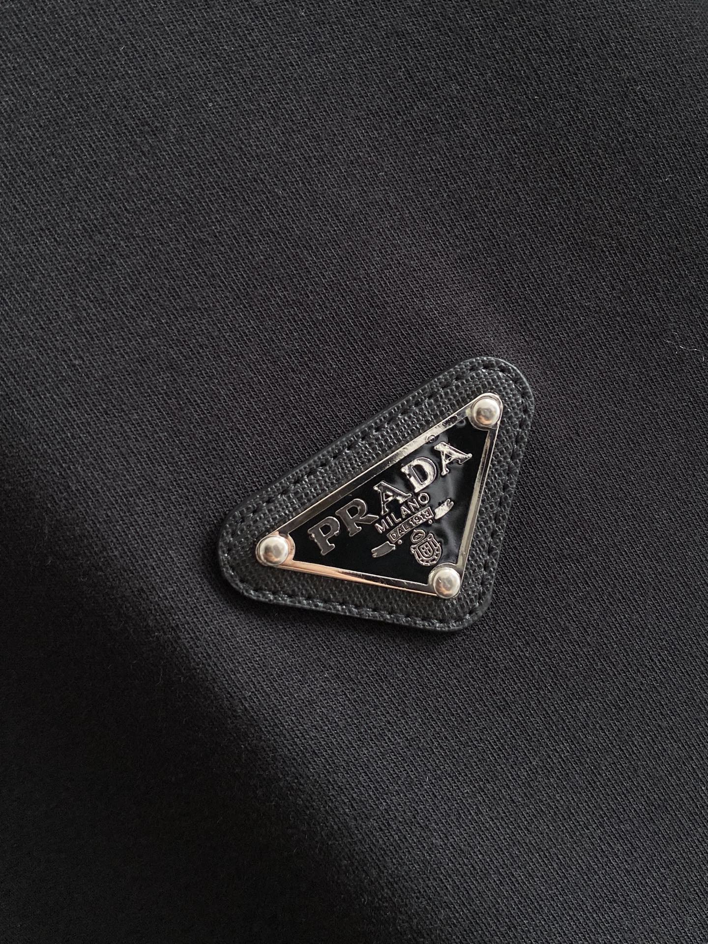 普拉达 精品打底衫 贸易公司订单 25SS 秋冬新款意式轻奢男士休闲长袖打底衫长袖 T恤 卫衣平整的抗皱