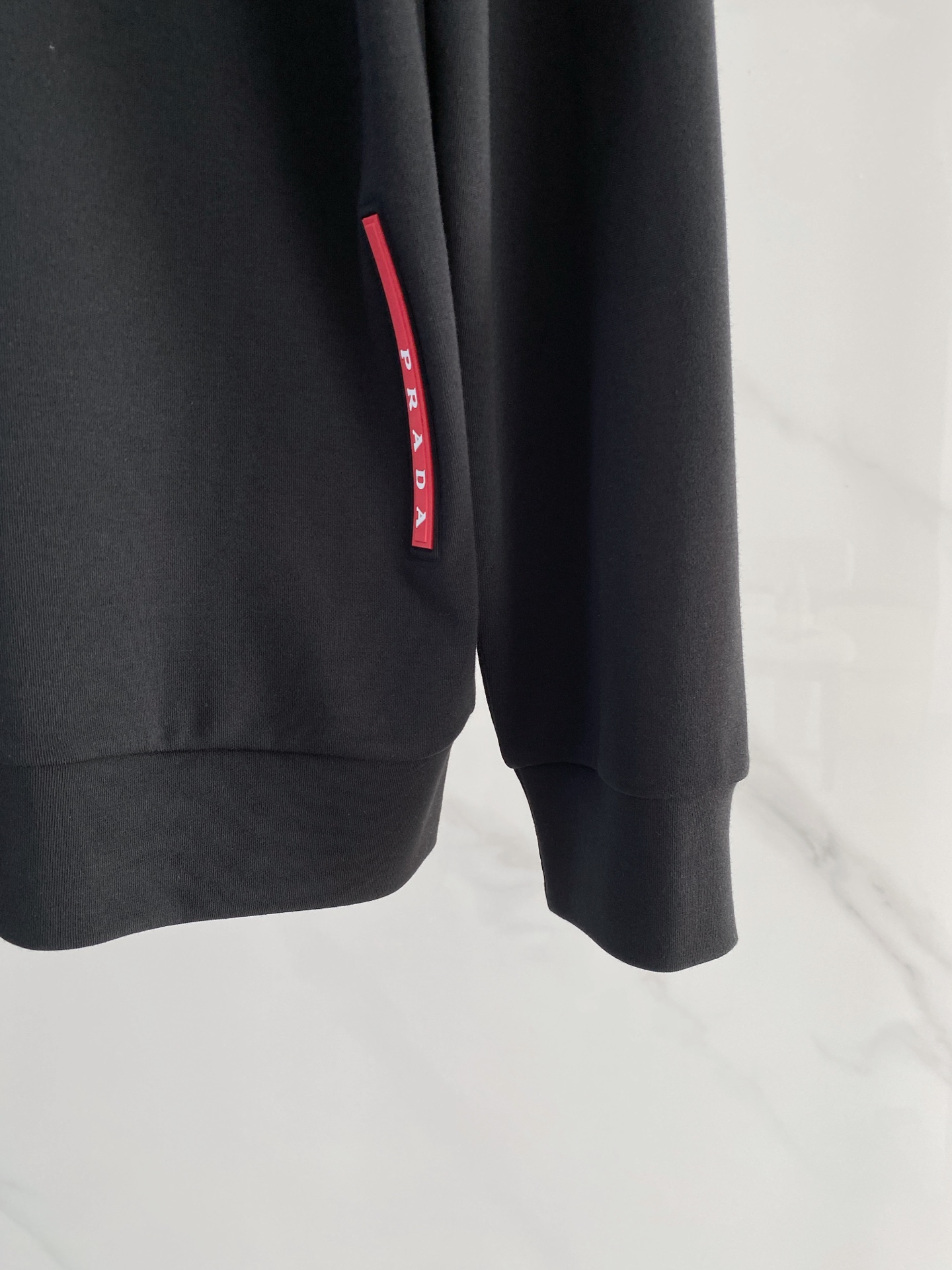 普拉达 精品打底衫 贸易公司订单 25SS 秋冬新款意式轻奢男士休闲长袖打底衫长袖 T恤 卫衣平整的抗皱