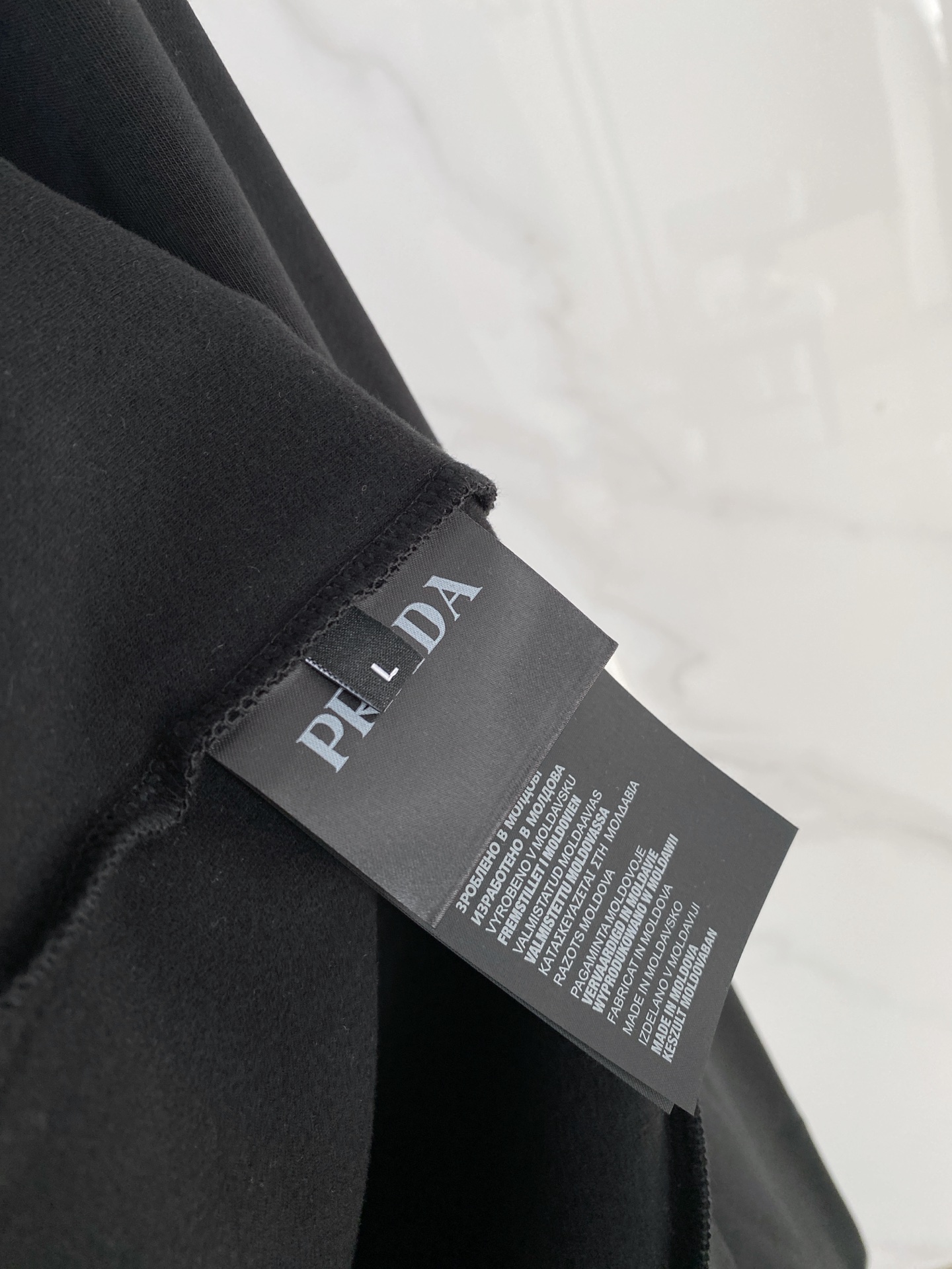 普拉达 精品打底衫 贸易公司订单 25SS 秋冬新款意式轻奢男士休闲长袖打底衫长袖 T恤 卫衣平整的抗皱