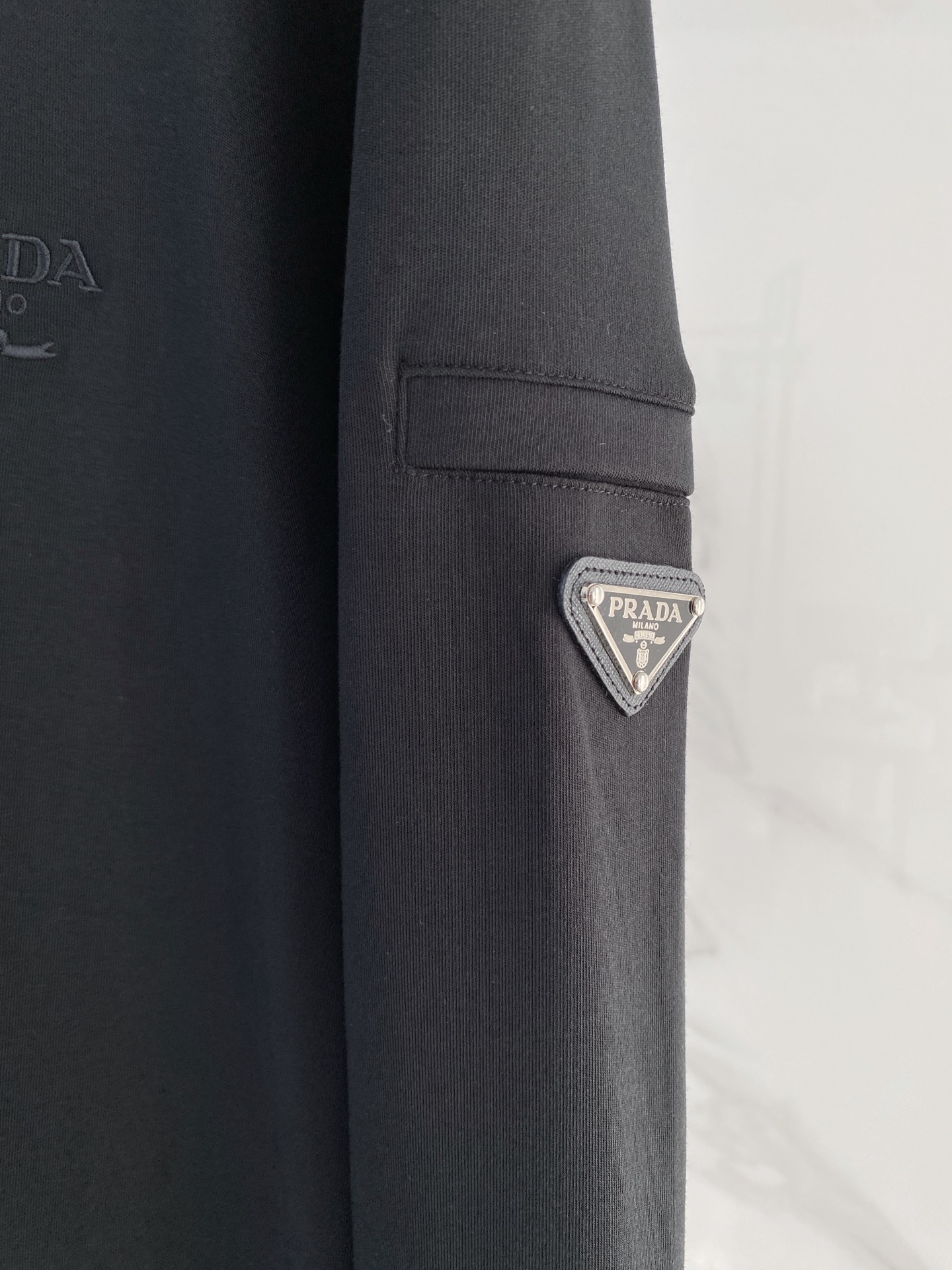 普拉达 精品打底衫 贸易公司订单 25SS 秋冬新款意式轻奢男士休闲长袖打底衫长袖 T恤 卫衣平整的抗皱