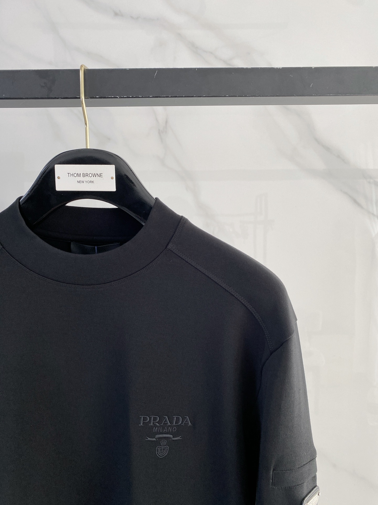 普拉达 精品打底衫 贸易公司订单 25SS 秋冬新款意式轻奢男士休闲长袖打底衫长袖 T恤 卫衣平整的抗皱