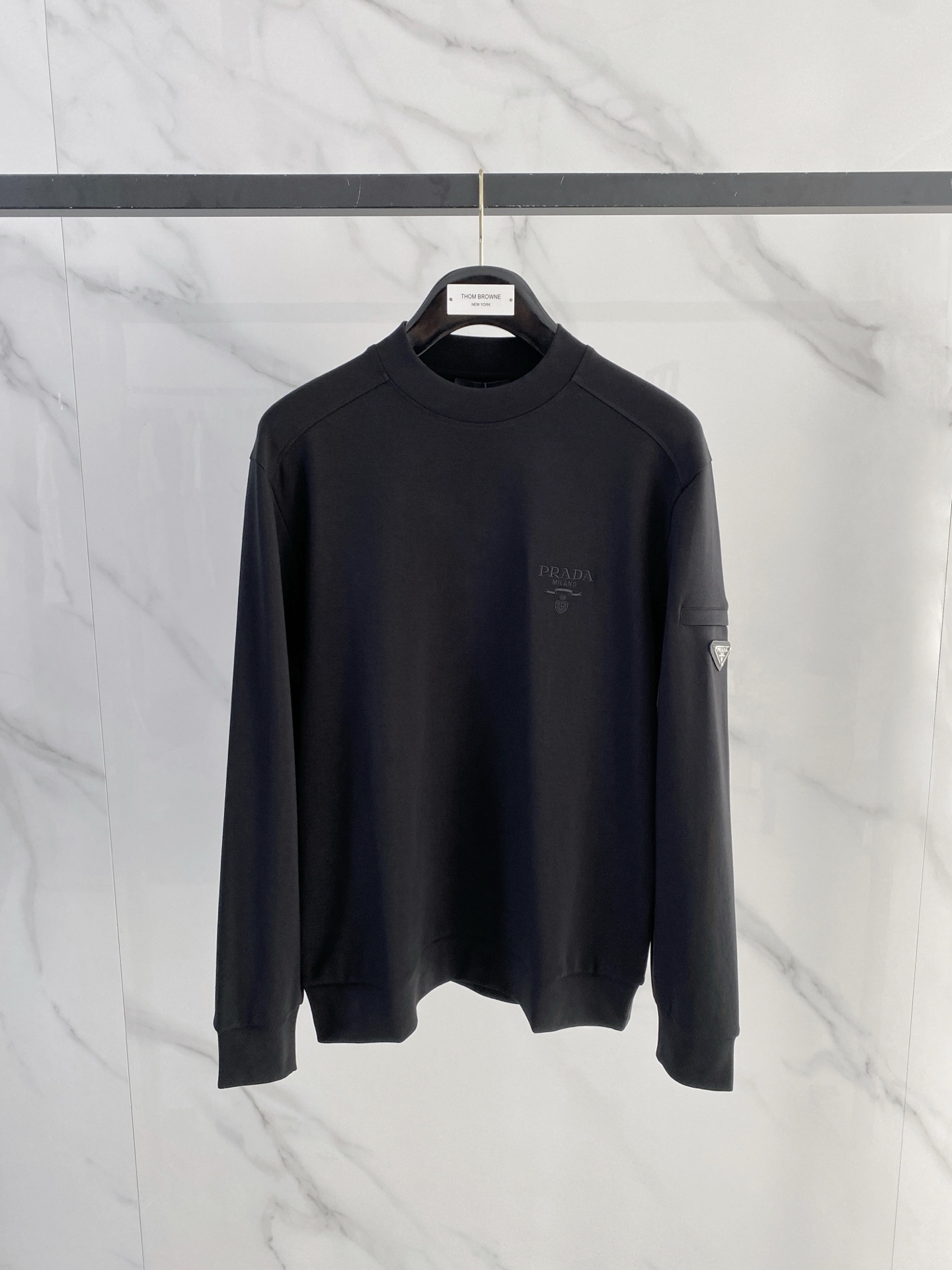 普拉达 精品打底衫 贸易公司订单 25SS 秋冬新款意式轻奢男士休闲长袖打底衫长袖 T恤 卫衣平整的抗皱