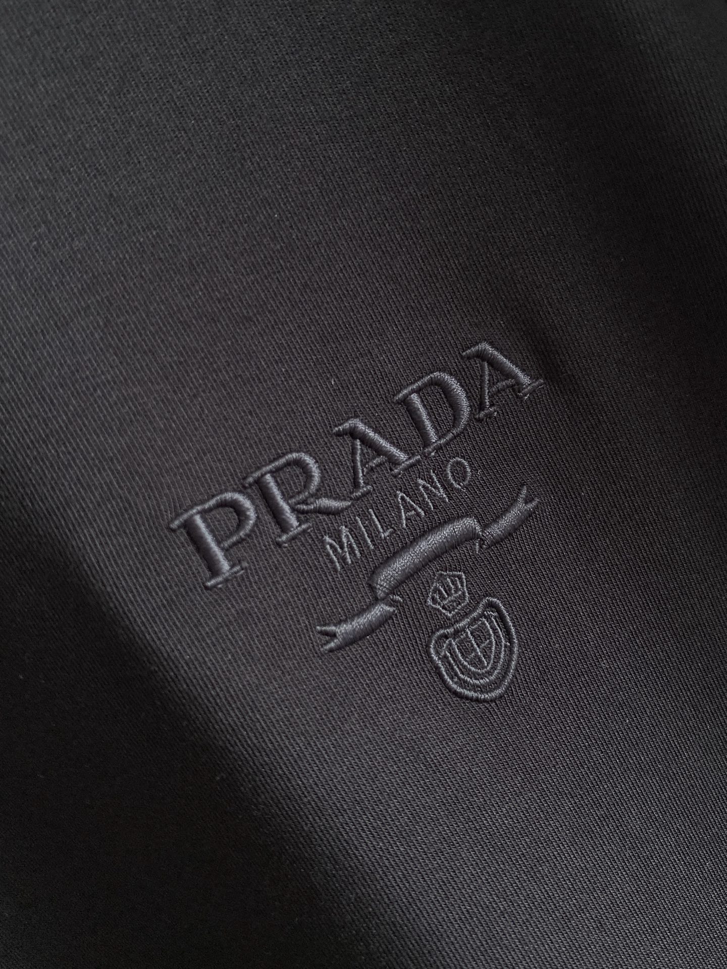 普拉达 精品打底衫 贸易公司订单 25SS 秋冬新款意式轻奢男士休闲长袖打底衫长袖 T恤 卫衣平整的抗皱