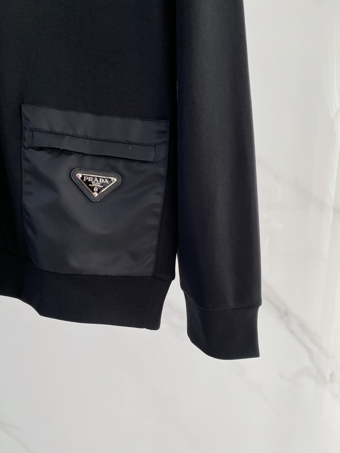 普拉达 精品打底衫 贸易公司订单 25SS 秋冬新款意式轻奢男士休闲长袖打底衫长袖 T恤 卫衣平整的抗皱