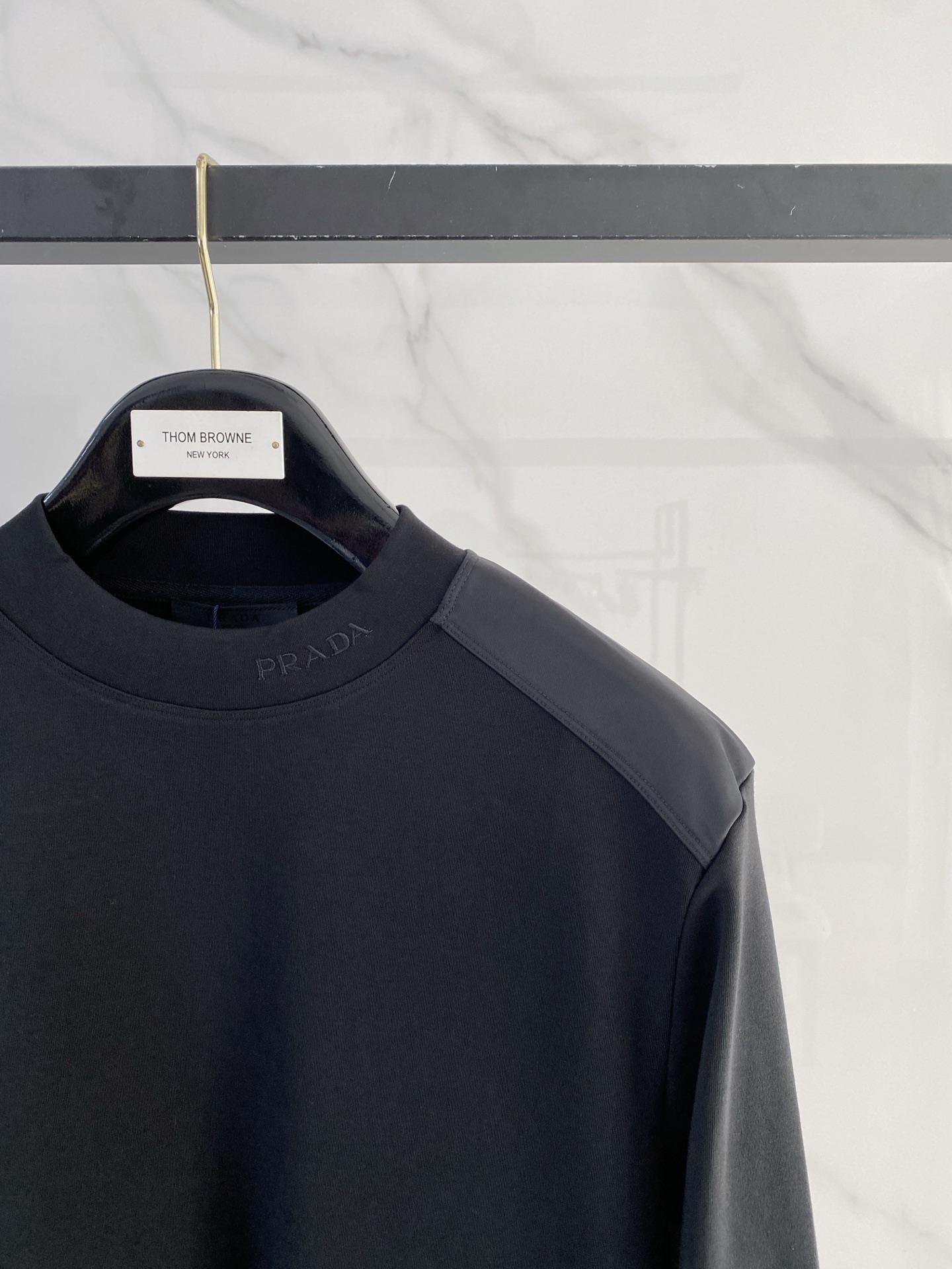 普拉达 精品打底衫 贸易公司订单 25SS 秋冬新款意式轻奢男士休闲长袖打底衫长袖 T恤 卫衣平整的抗皱