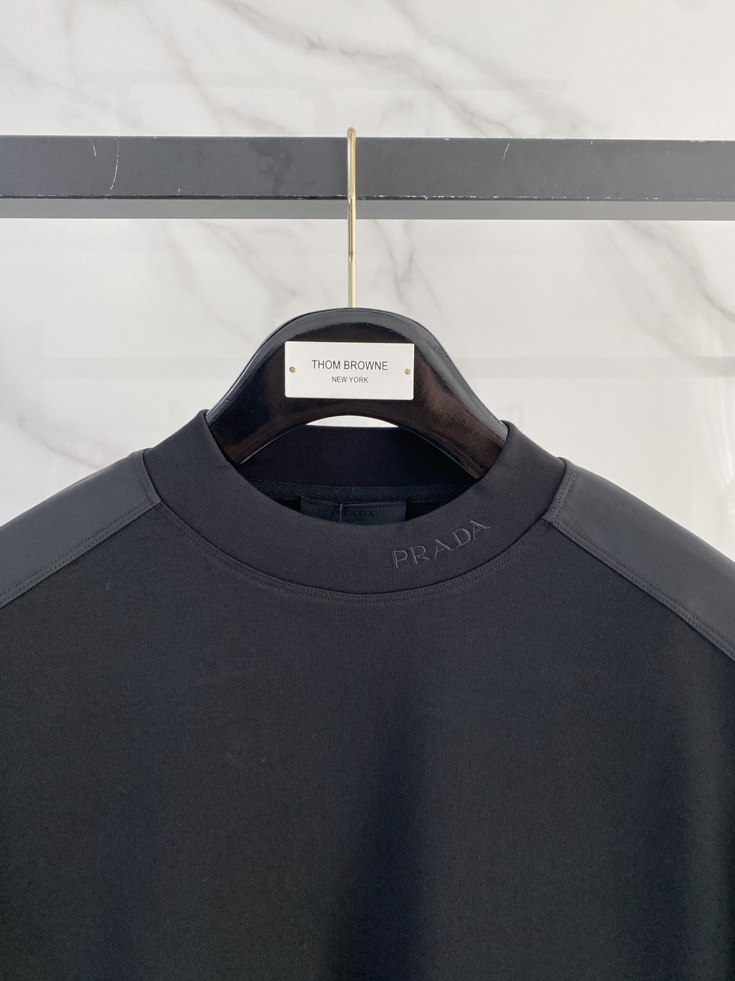 普拉达 精品打底衫 贸易公司订单 25SS 秋冬新款意式轻奢男士休闲长袖打底衫长袖 T恤 卫衣平整的抗皱