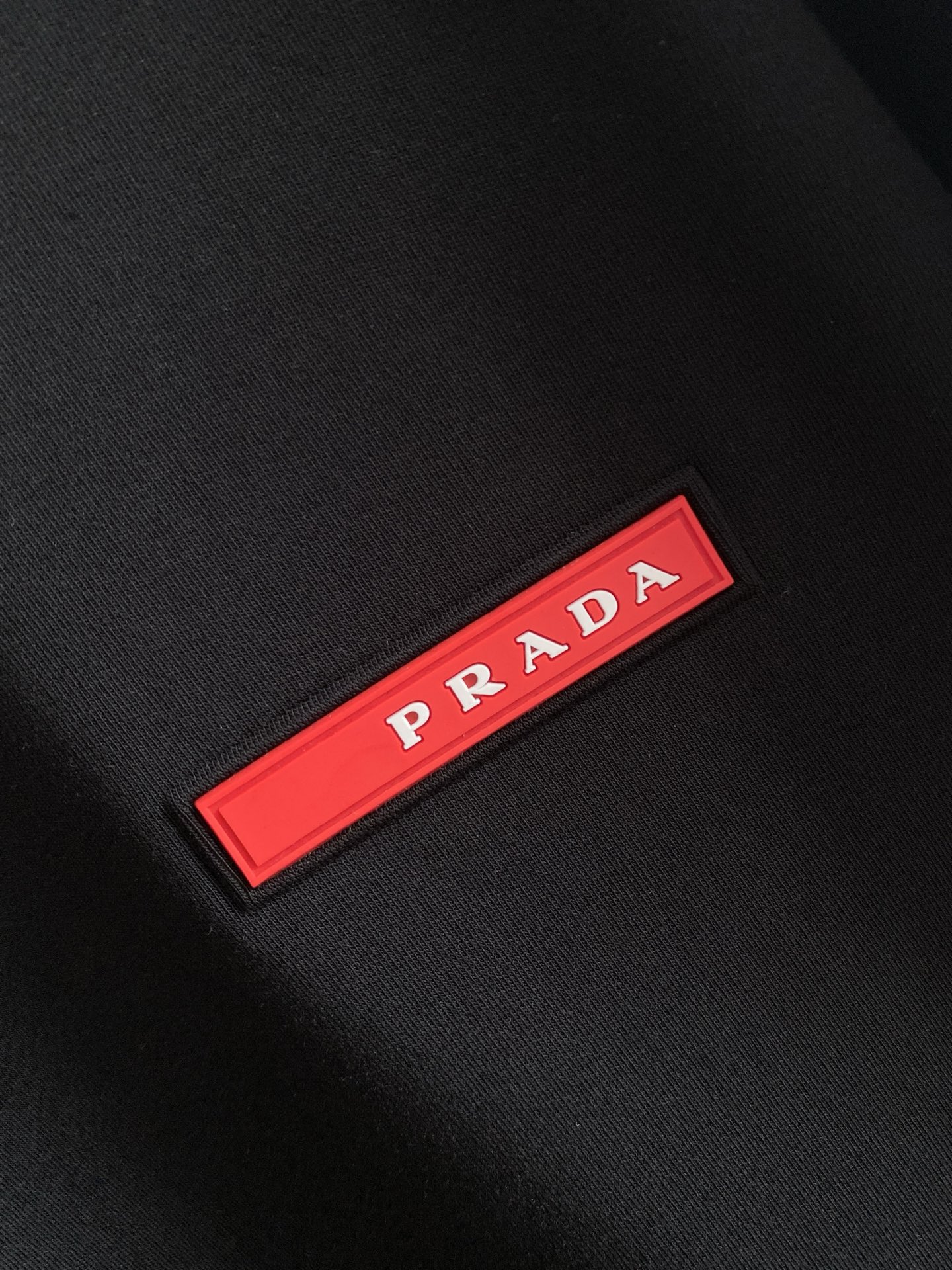 普拉达 精品打底衫 贸易公司订单 25SS 秋冬新款意式轻奢男士休闲长袖打底衫长袖 T恤 卫衣平整的抗皱