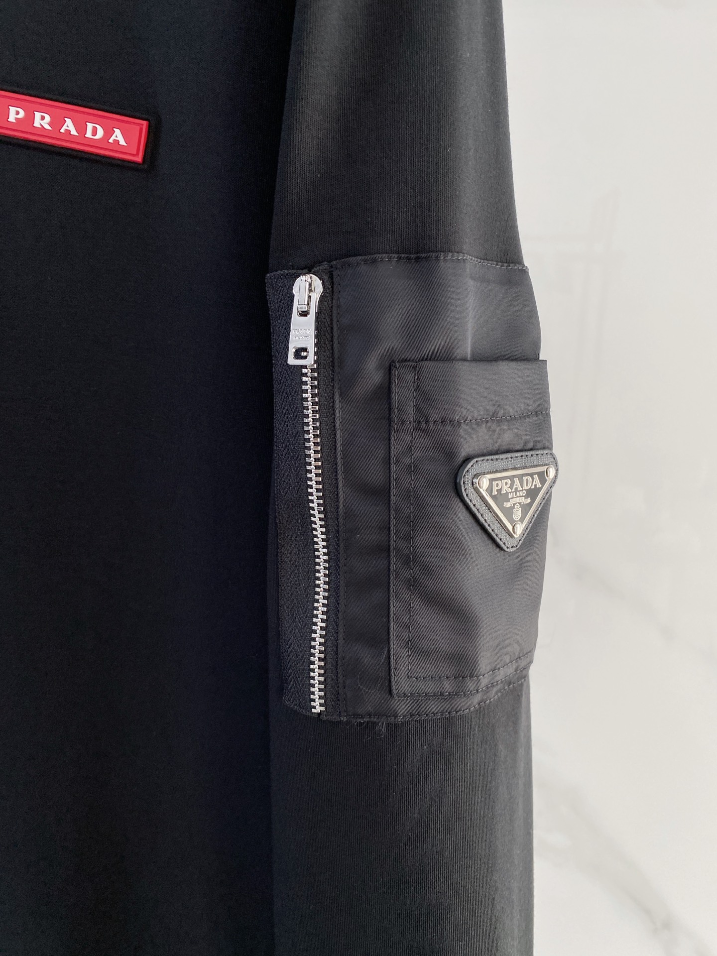 普拉达 精品打底衫 贸易公司订单 25SS 秋冬新款意式轻奢男士休闲长袖打底衫长袖 T恤 卫衣平整的抗皱