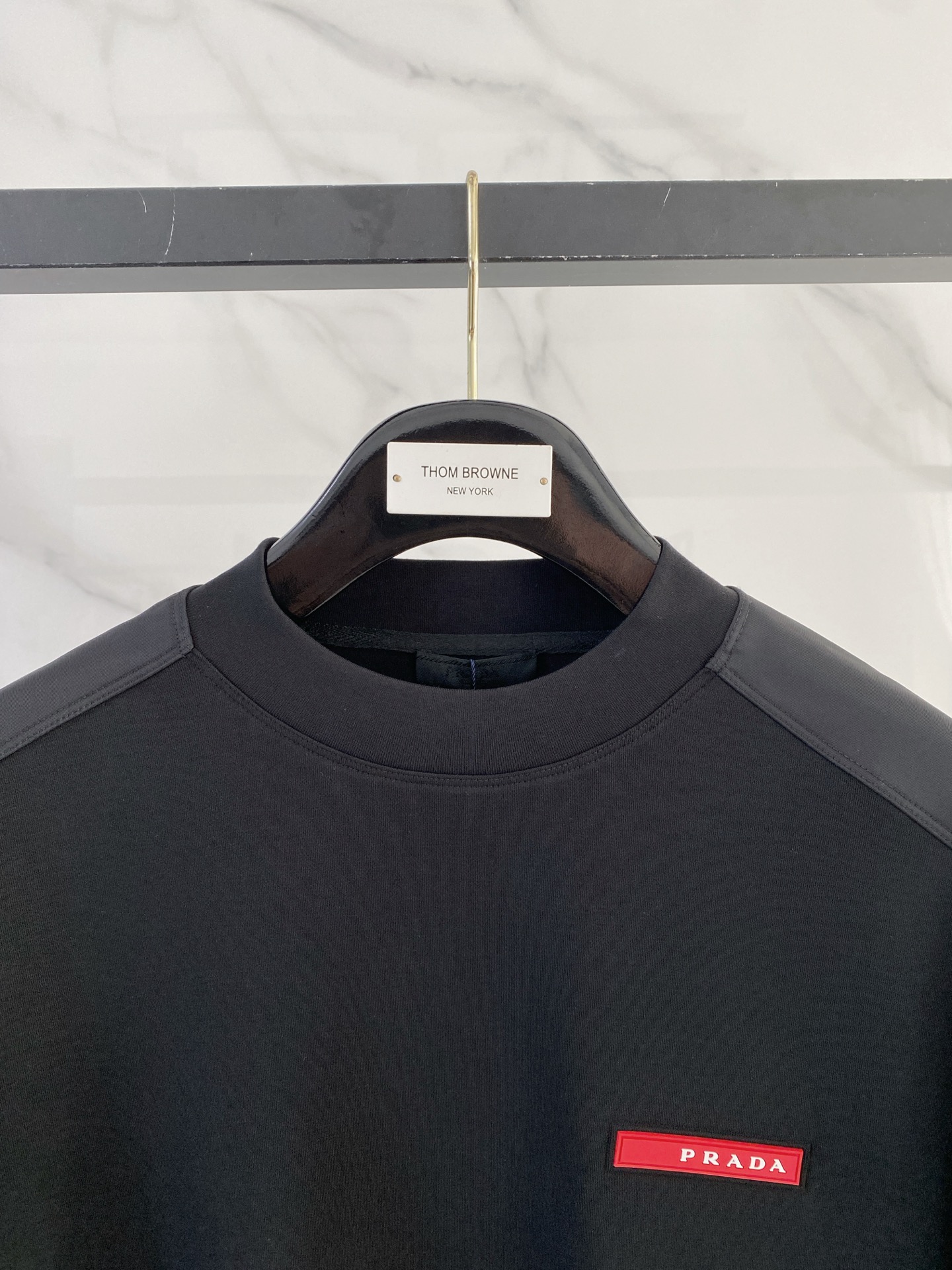 普拉达 精品打底衫 贸易公司订单 25SS 秋冬新款意式轻奢男士休闲长袖打底衫长袖 T恤 卫衣平整的抗皱