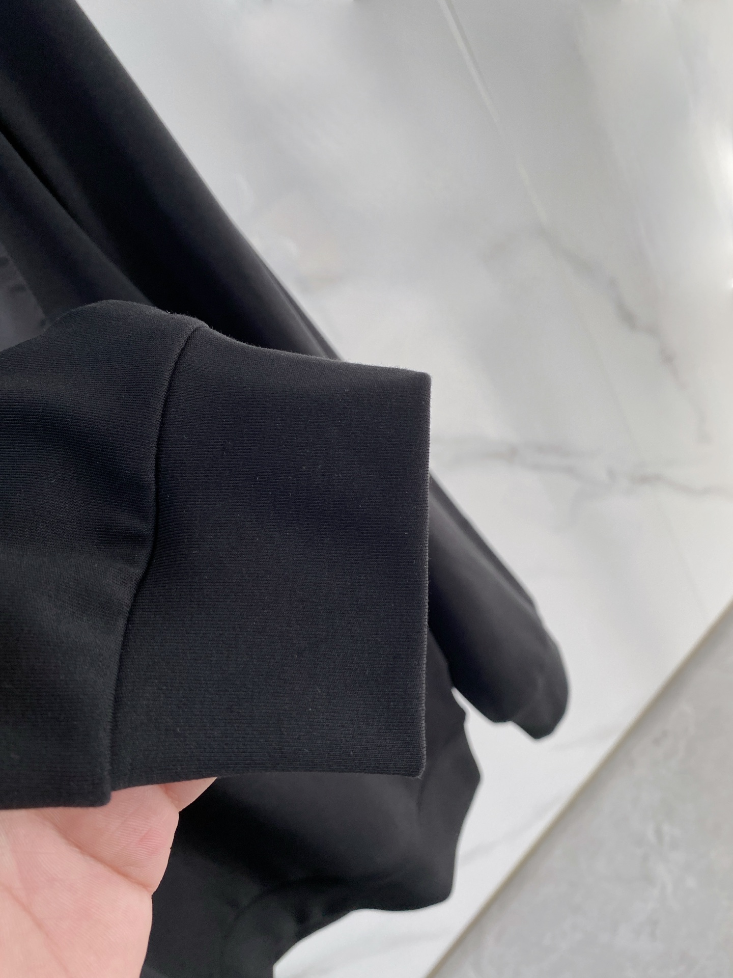 蒙口 精品打底衫 贸易公司订单 25SS 秋冬新款意式轻奢男士休闲长袖打底衫长袖 T恤 卫衣平整的抗皱性