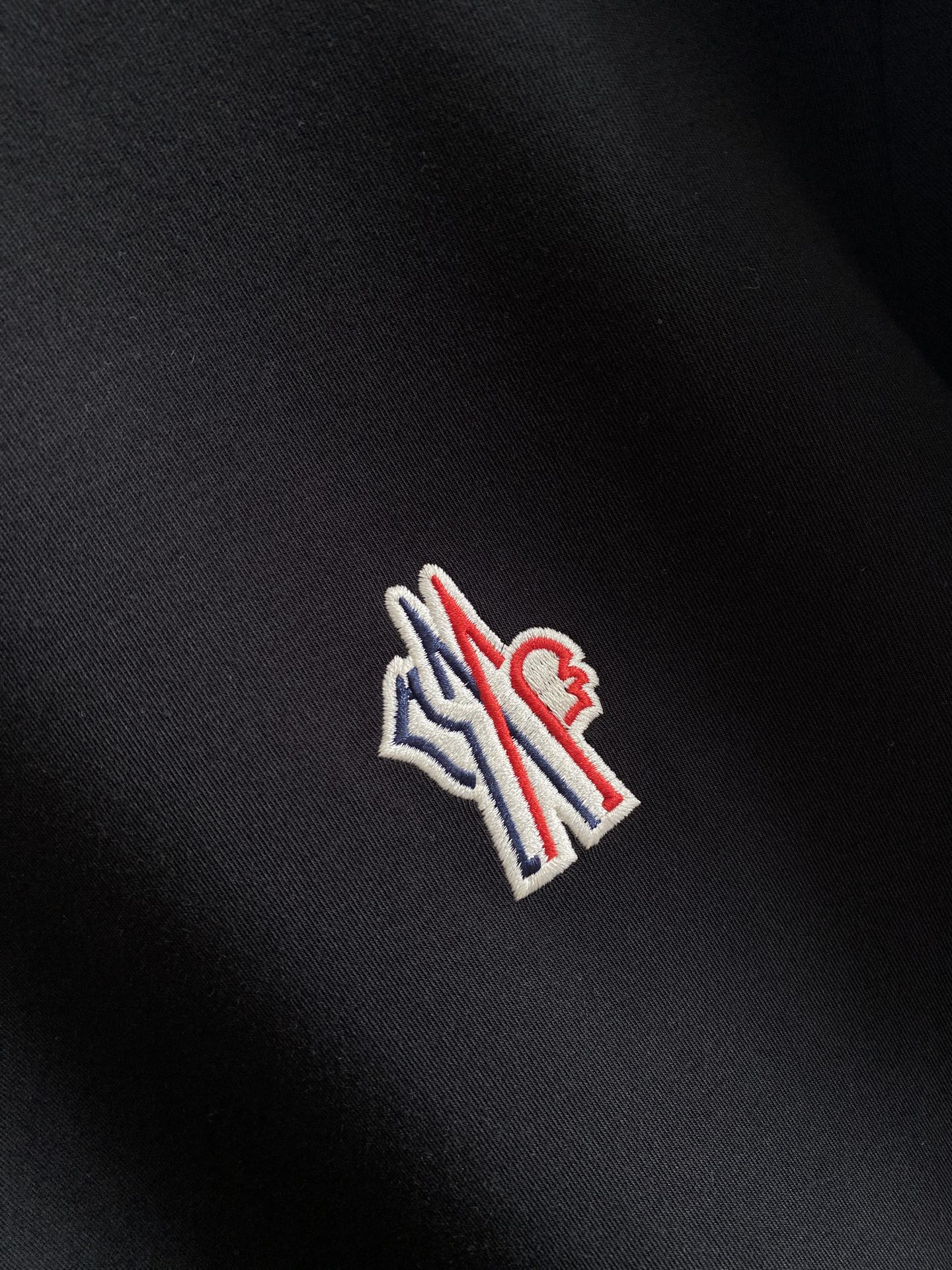 蒙口 精品打底衫 贸易公司订单 25SS 秋冬新款意式轻奢男士休闲长袖打底衫长袖 T恤 卫衣平整的抗皱性