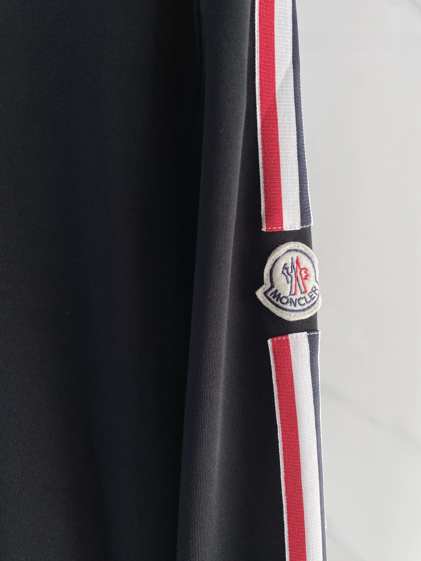 蒙口 精品打底衫 贸易公司订单 25SS 秋冬新款意式轻奢男士休闲长袖打底衫长袖 T恤 卫衣平整的抗皱性