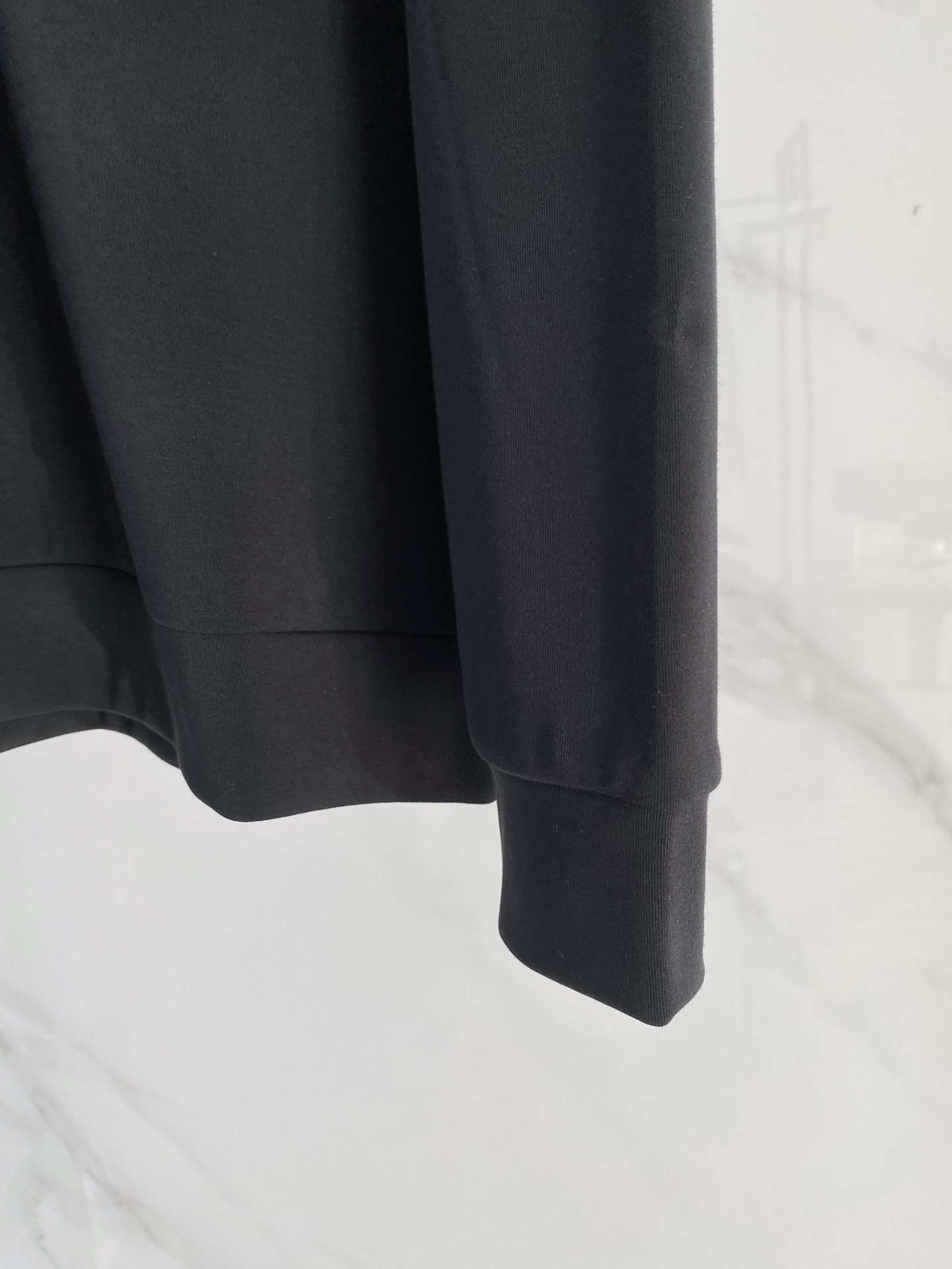 普拉达 精品打底衫 贸易公司订单 25SS 秋冬新款意式轻奢男士休闲长袖打底衫长袖 T恤 卫衣平整的抗皱