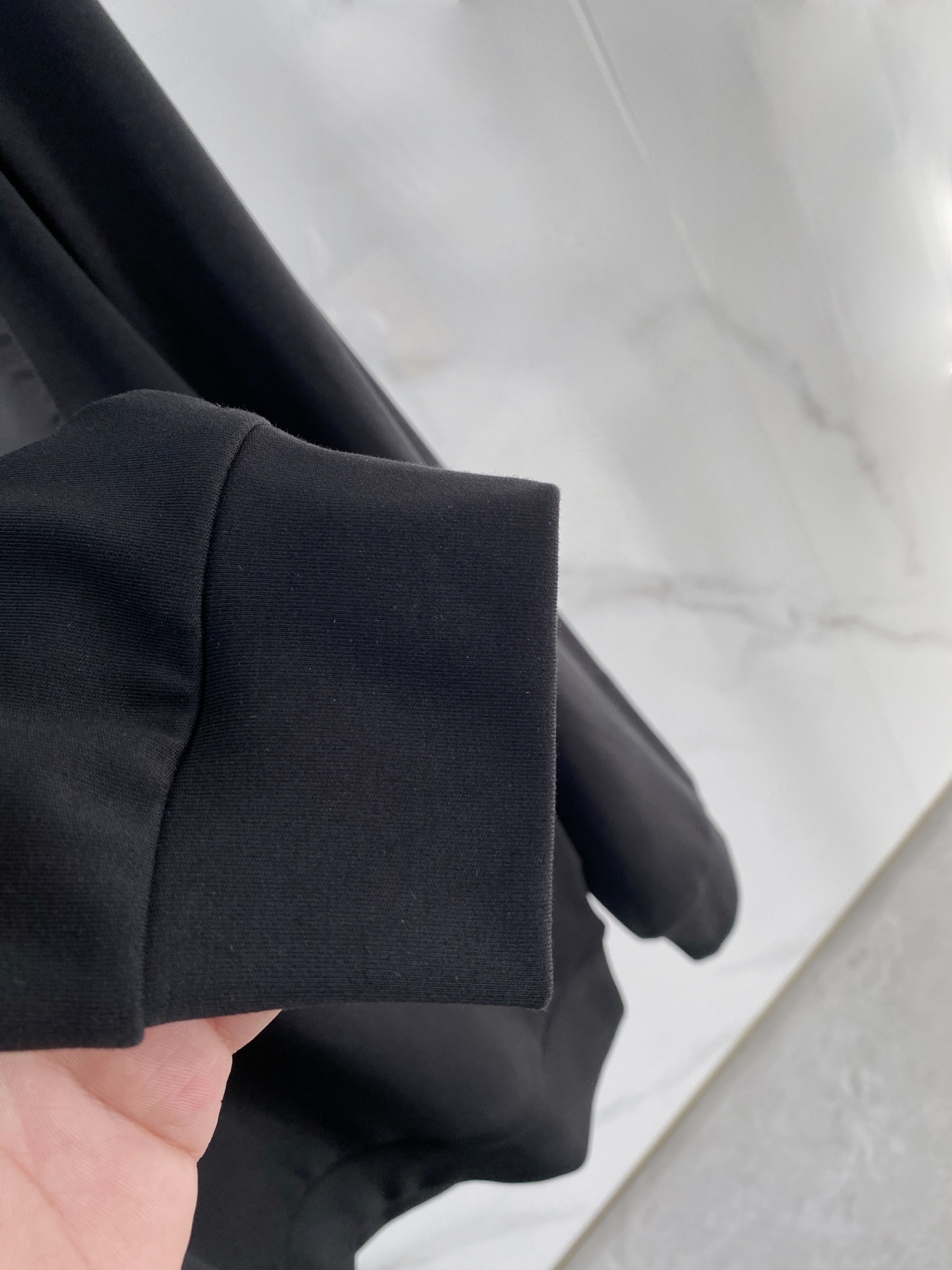 普拉达 精品打底衫 贸易公司订单 25SS 秋冬新款意式轻奢男士休闲长袖打底衫长袖 T恤 卫衣平整的抗皱