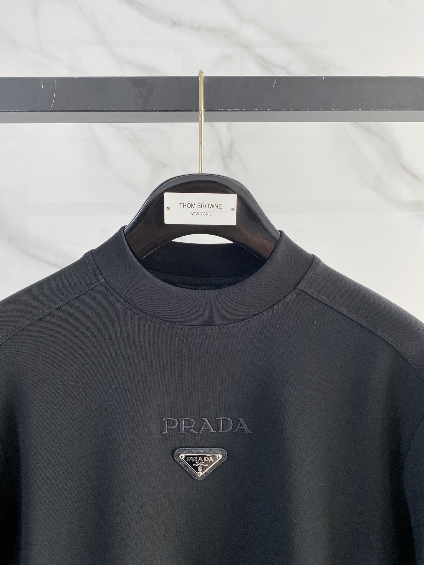 普拉达 精品打底衫 贸易公司订单 25SS 秋冬新款意式轻奢男士休闲长袖打底衫长袖 T恤 卫衣平整的抗皱