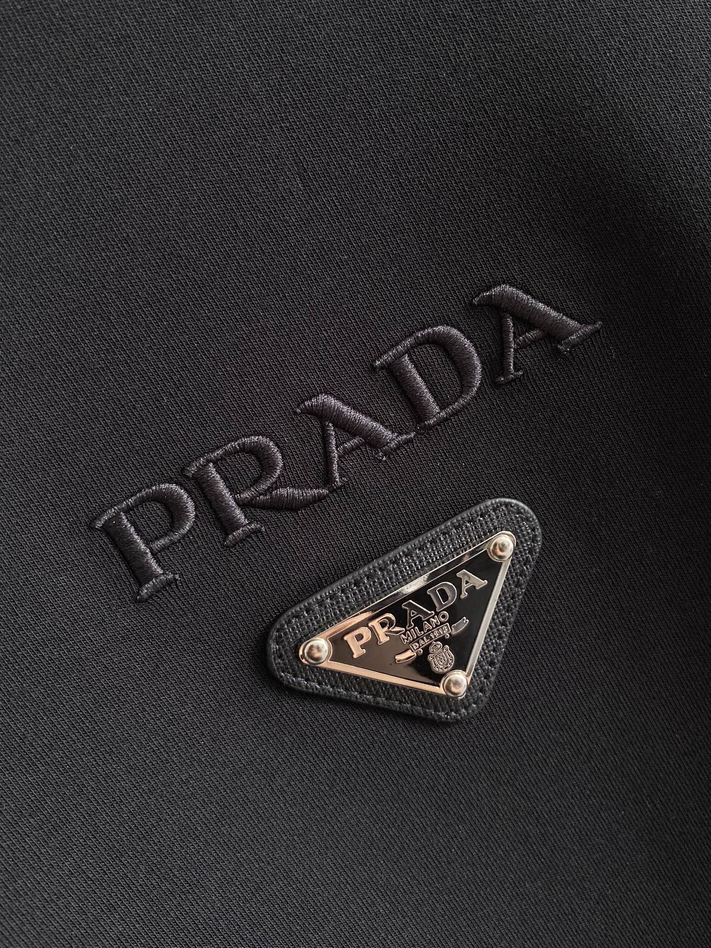 普拉达 精品打底衫 贸易公司订单 25SS 秋冬新款意式轻奢男士休闲长袖打底衫长袖 T恤 卫衣平整的抗皱