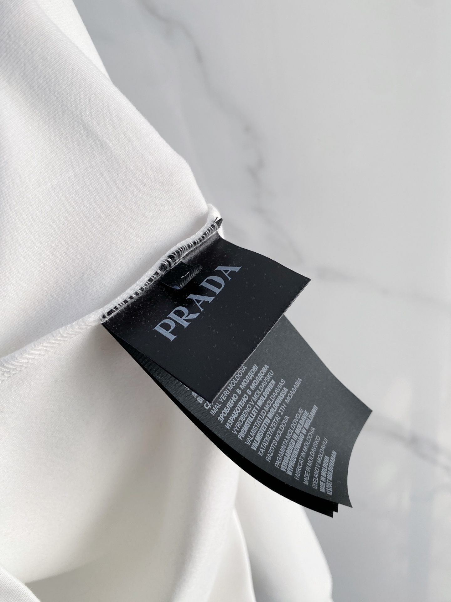 普拉达 精品打底衫 贸易公司订单 25SS 秋冬新款意式轻奢男士休闲长袖打底衫长袖 T恤 卫衣平整的抗皱