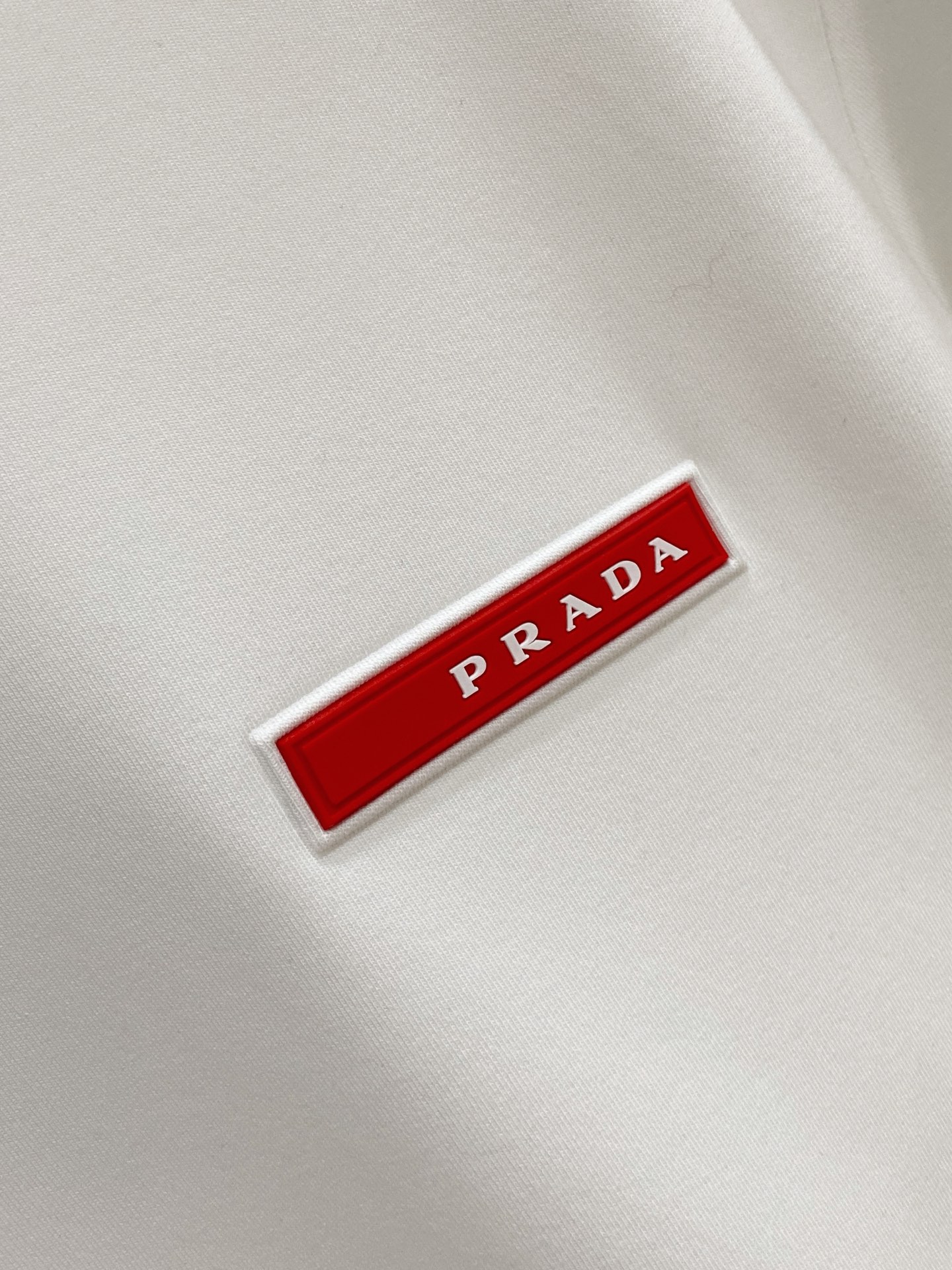 普拉达 精品打底衫 贸易公司订单 25SS 秋冬新款意式轻奢男士休闲长袖打底衫长袖 T恤 卫衣平整的抗皱