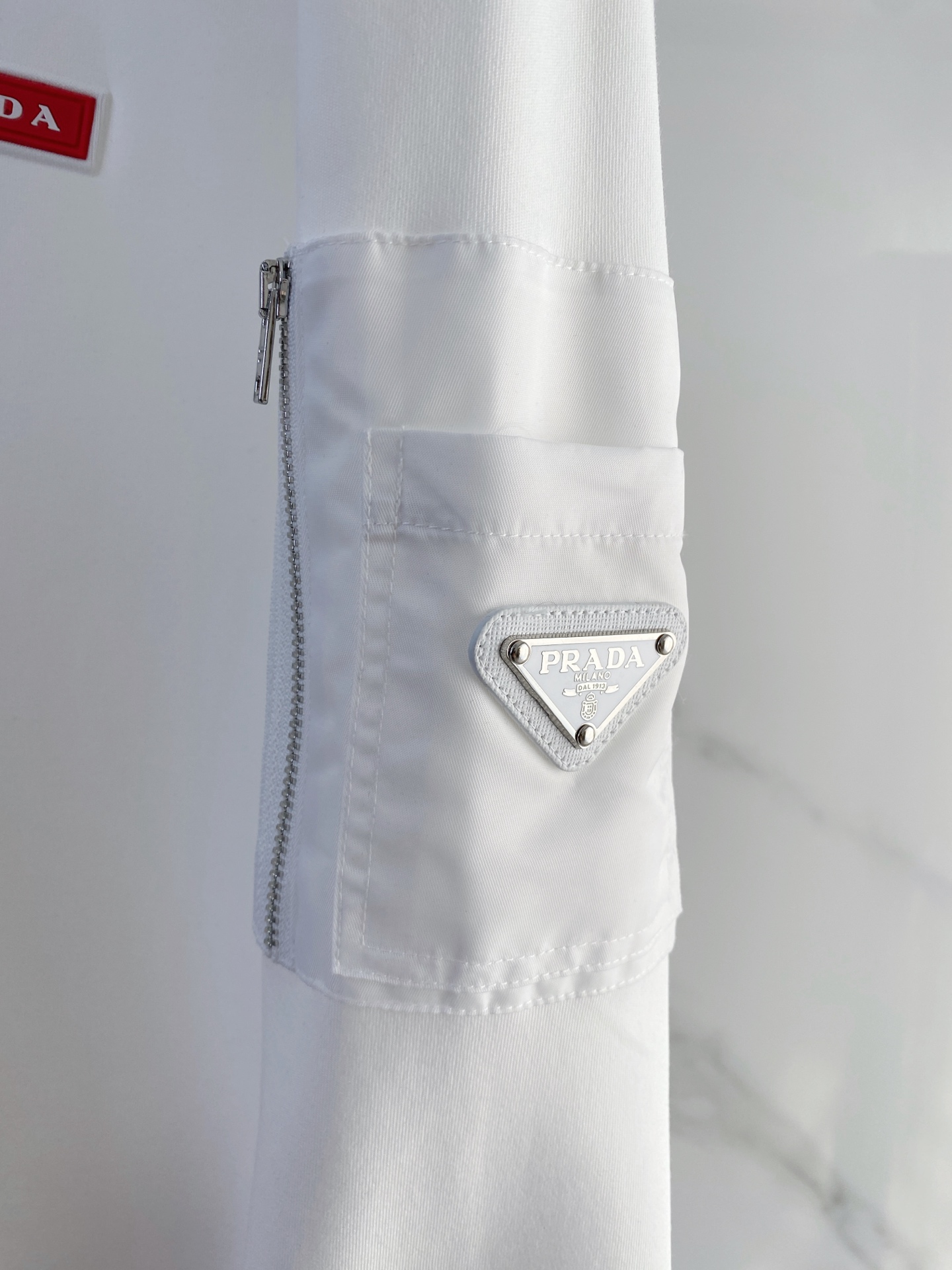 普拉达 精品打底衫 贸易公司订单 25SS 秋冬新款意式轻奢男士休闲长袖打底衫长袖 T恤 卫衣平整的抗皱