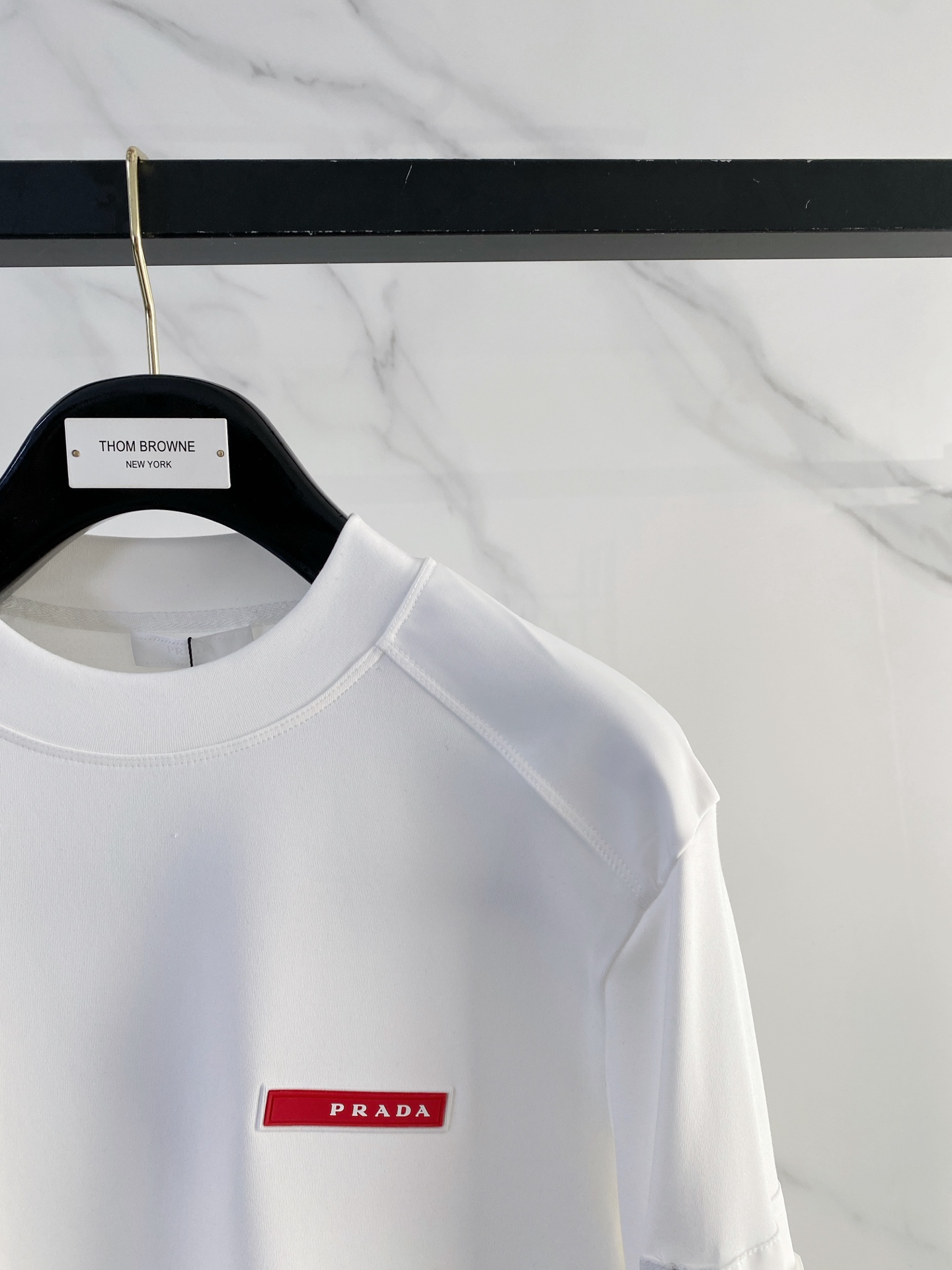 普拉达 精品打底衫 贸易公司订单 25SS 秋冬新款意式轻奢男士休闲长袖打底衫长袖 T恤 卫衣平整的抗皱