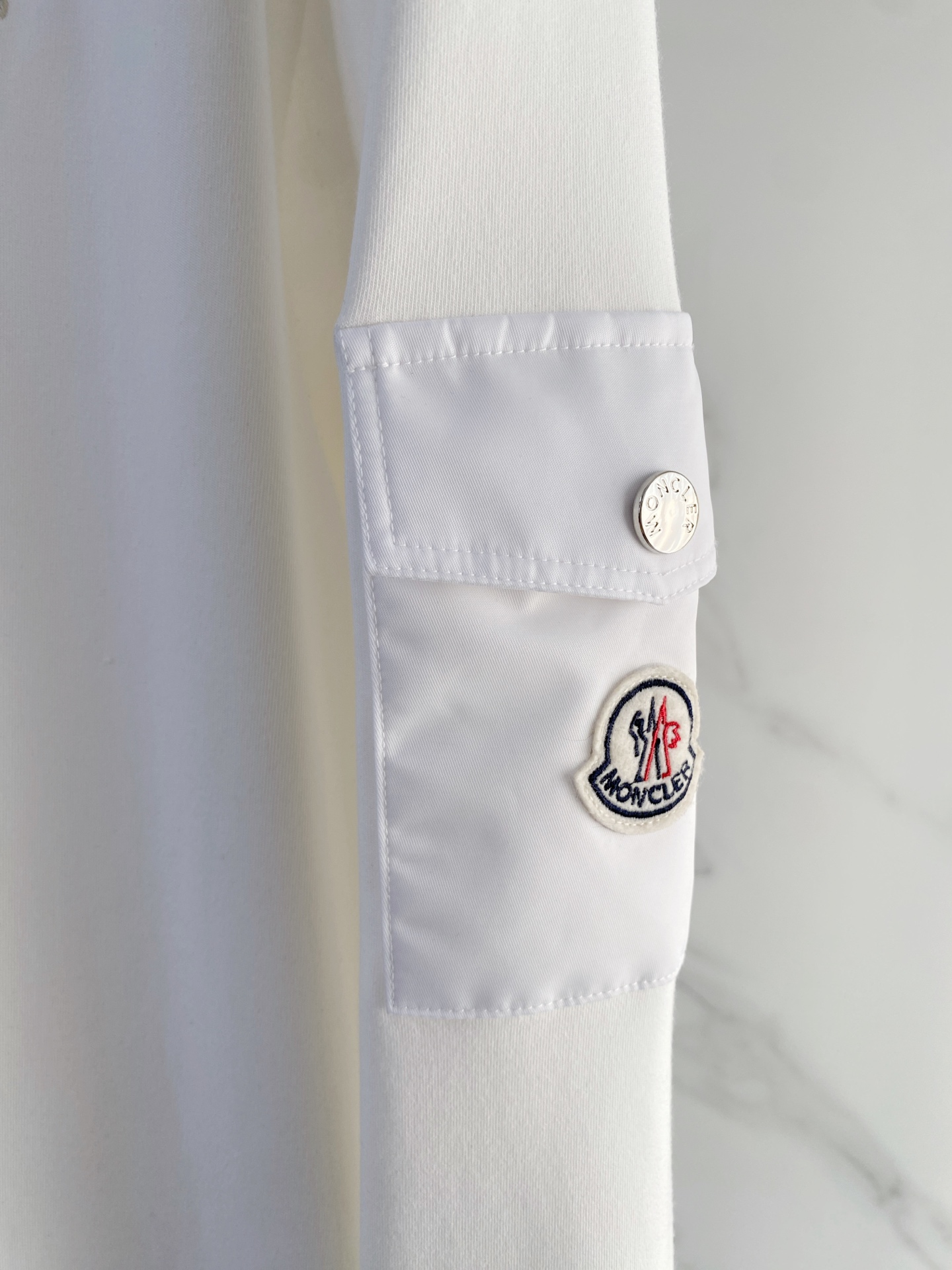 蒙口 精品打底衫 贸易公司订单 25SS 秋冬新款意式轻奢男士休闲长袖打底衫长袖 T恤 卫衣平整的抗皱性