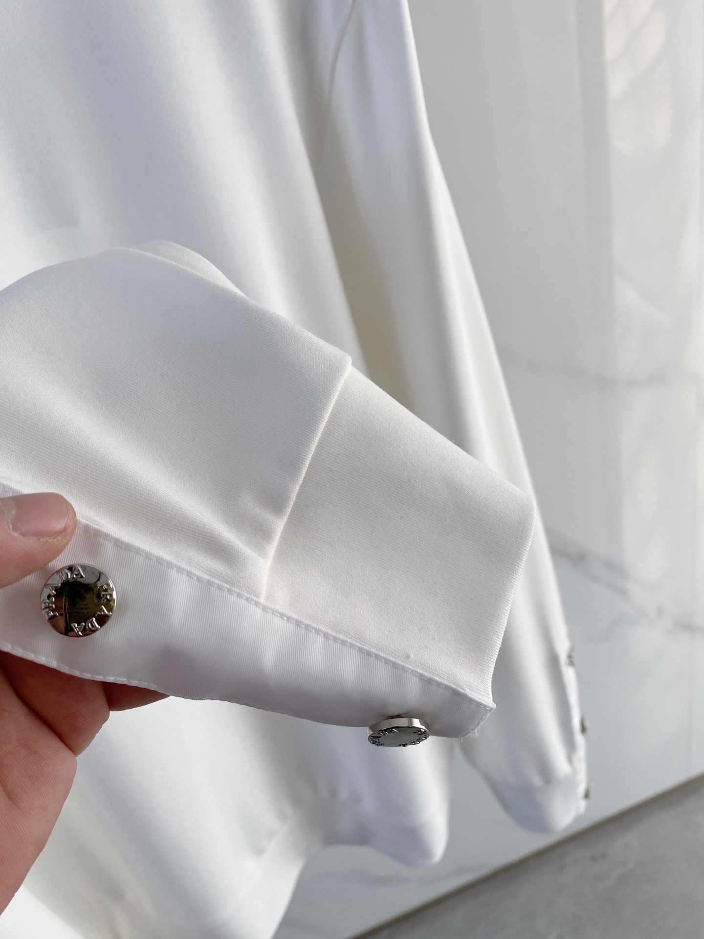 普拉达 精品打底衫 贸易公司订单 25SS 秋冬新款意式轻奢男士休闲长袖打底衫长袖 T恤 卫衣平整的抗皱