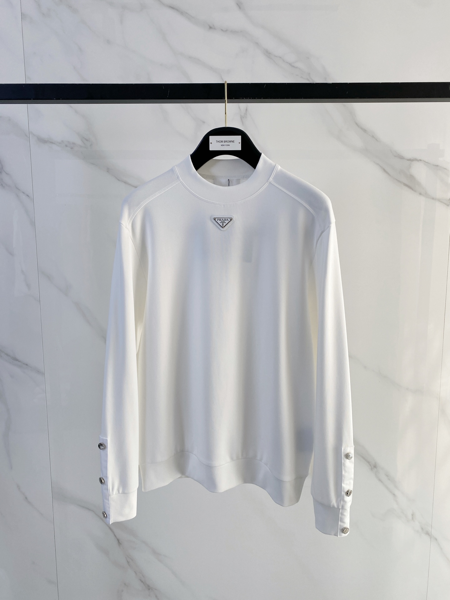 NO:691332,Prada Premium Bottoming Shirt Trading Company Order 25SS New Autumn and Winter Italian Light Luxury Men's Casual Long-Sleeved Bottoming Shirt Long-sleeved T-shirt Sweatshirt The flat anti-wrinkle performance allows you to always wear it upright and stylish. It shows fine texture and shimmering feeling, soft and moderate smooth drape, anti-wear and no pilling, the fabric is firm and strong, strong wrinkle resistance, moisture absorption and breathability are extremely superior!  The selected new fabrics are environmentally friendly and sustainable. They are all made of high-density fabrics, with a delicate and soft feel, high elasticity and plasticity. The upper body is wide and stylish, the texture is invincible, the skin-friendly is excellent, and the texture and texture reveal a sense of luxury and luxury!  Not only that, the meticulous workmanship also makes the entire bottoming shirt look exquisite and extraordinary. Reinforced double-thread sewing makes it more flat and three-dimensional. Sizes 48-56, prada, hoodie, sweatshirts, tees, t-shirt,19860909普拉达 精品打底衫 贸易公司订单 25SS 秋冬新款意式轻奢男士休闲长袖打底衫长袖 T恤 卫衣 平整的抗皱性能让您穿着始终挺拔有型.呈现出细密的肌理和微光感,柔软适中顺滑有垂感,抗磨不起球,面料牢固结实,抗皱性强,吸湿性与透气性都极为优越！ 挑选的新型面料环保可持续性使用.均为高密度织物制造而成,手感细腻柔软,有弹性可塑性高,穿着上身挺阔有型,质感无敌,亲肤性绝佳,肌理纹路透着高级和华丽感！ 不仅如此,细致做工也让整个打底衫显得精致非凡. 加固双线缝制 更加平整立体有型 尺码48-56,,prada,hoodie,sweatshirts,tees，t-shirt,,Men's clothing