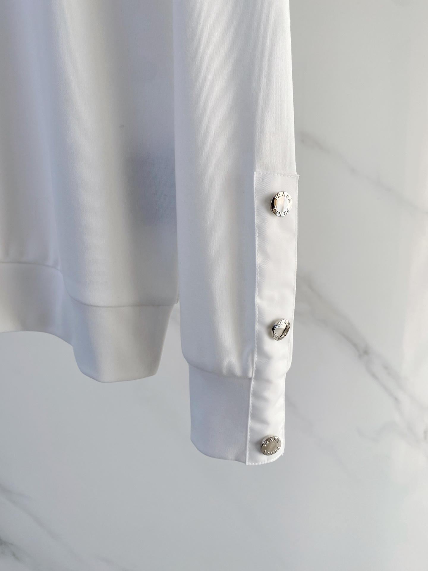 普拉达 精品打底衫 贸易公司订单 25SS 秋冬新款意式轻奢男士休闲长袖打底衫长袖 T恤 卫衣平整的抗皱