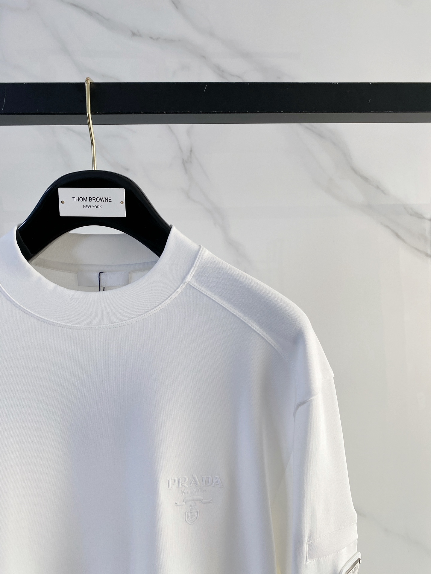 普拉达 精品打底衫 贸易公司订单 25SS 秋冬新款意式轻奢男士休闲长袖打底衫长袖 T恤 卫衣平整的抗皱