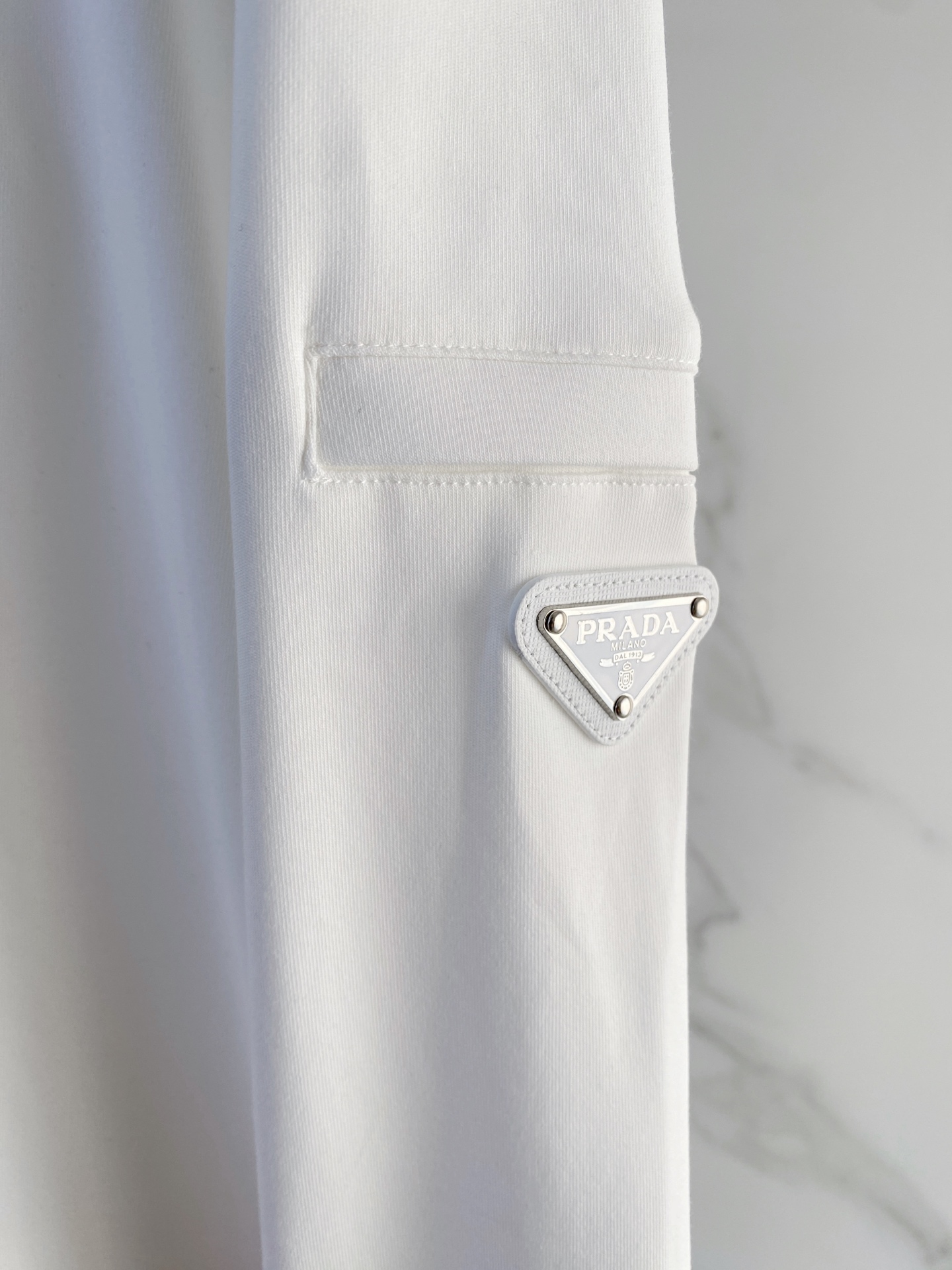 普拉达 精品打底衫 贸易公司订单 25SS 秋冬新款意式轻奢男士休闲长袖打底衫长袖 T恤 卫衣平整的抗皱