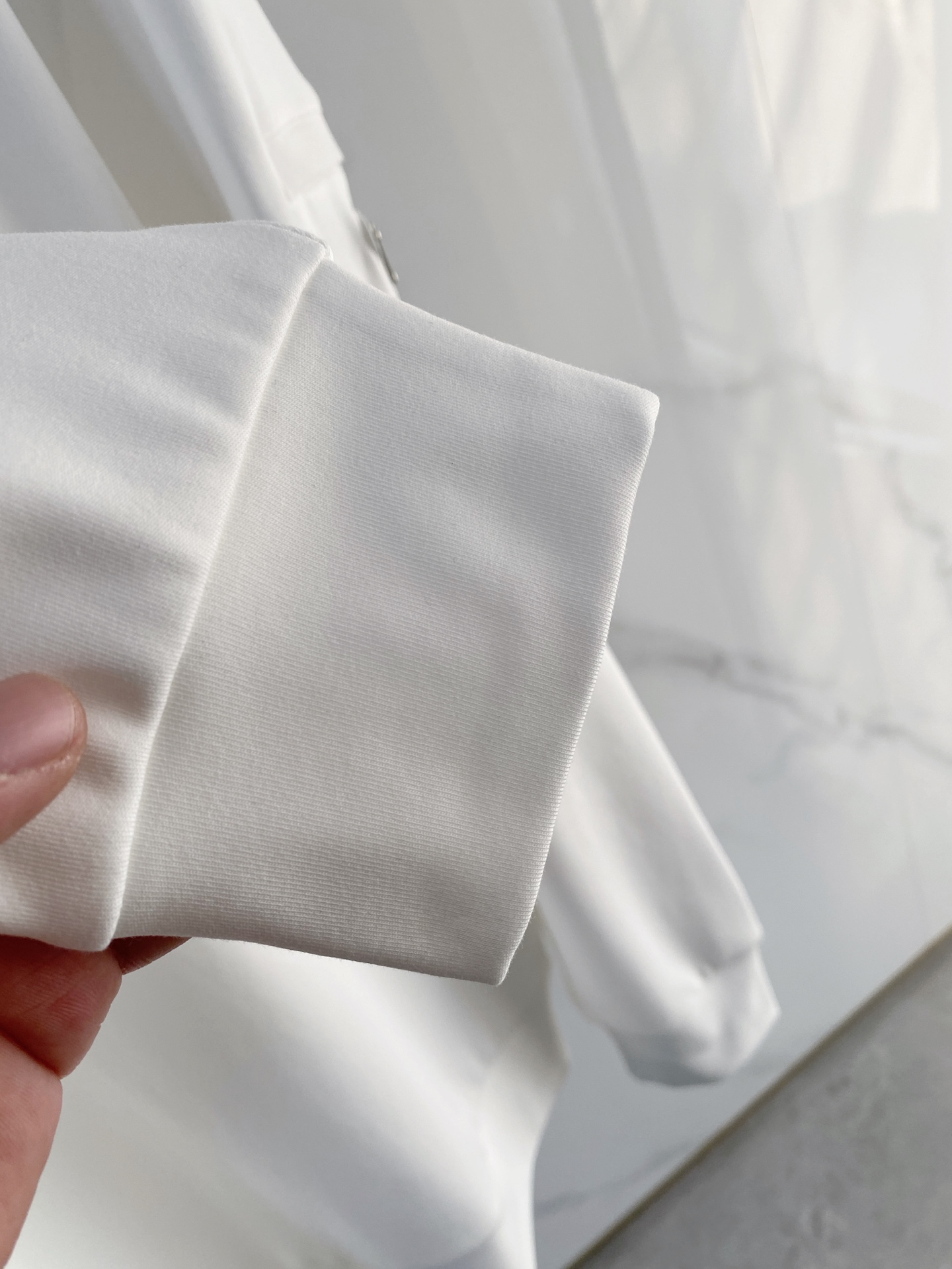 普拉达 精品打底衫 贸易公司订单 25SS 秋冬新款意式轻奢男士休闲长袖打底衫长袖 T恤 卫衣平整的抗皱