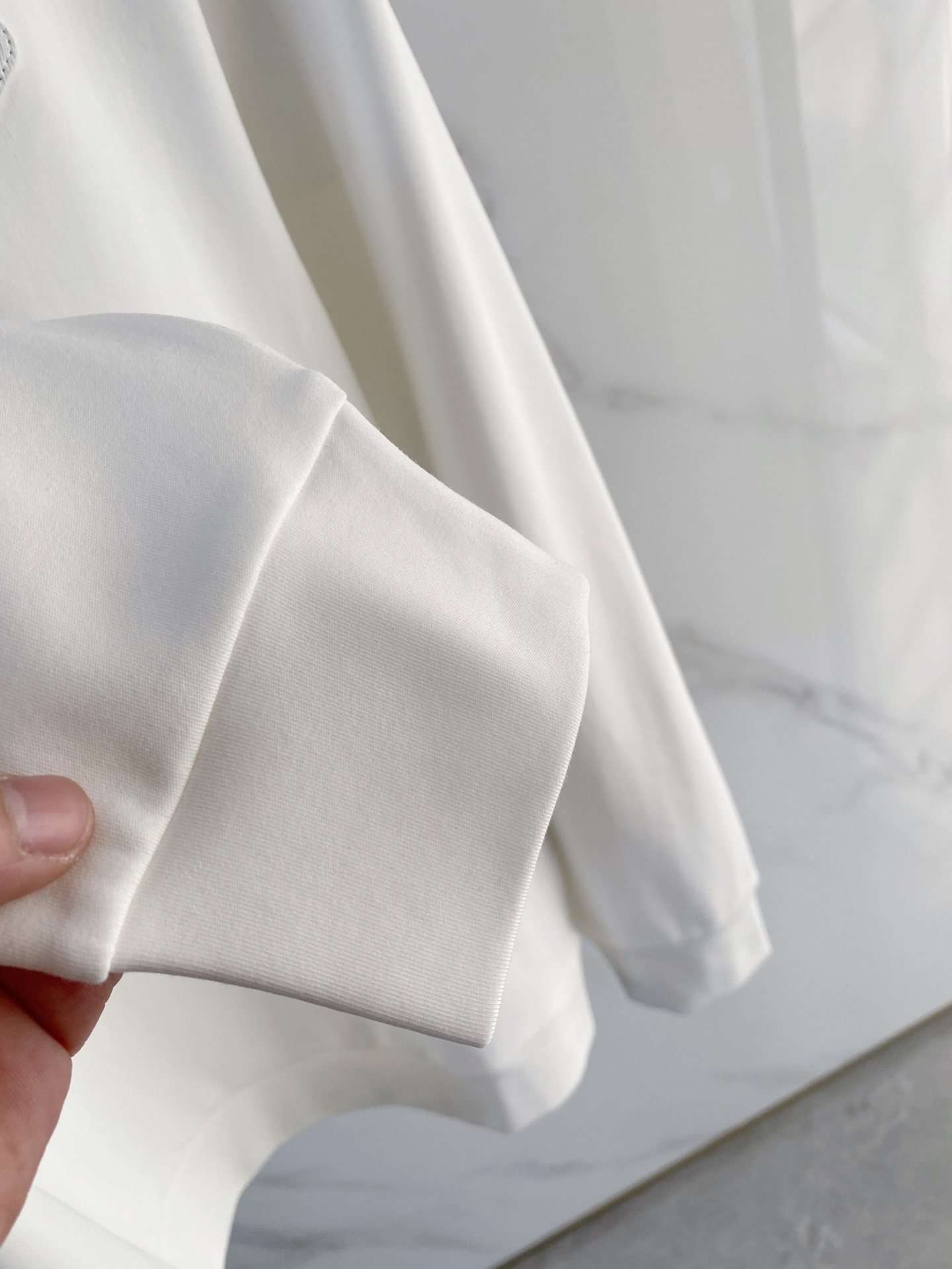 普拉达 精品打底衫 贸易公司订单 25SS 秋冬新款意式轻奢男士休闲长袖打底衫长袖 T恤 卫衣平整的抗皱