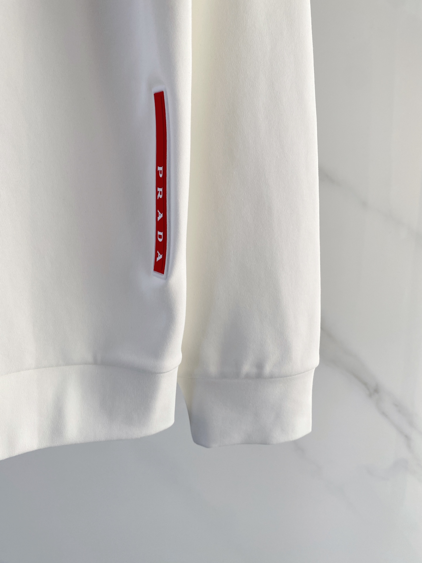 普拉达 精品打底衫 贸易公司订单 25SS 秋冬新款意式轻奢男士休闲长袖打底衫长袖 T恤 卫衣平整的抗皱