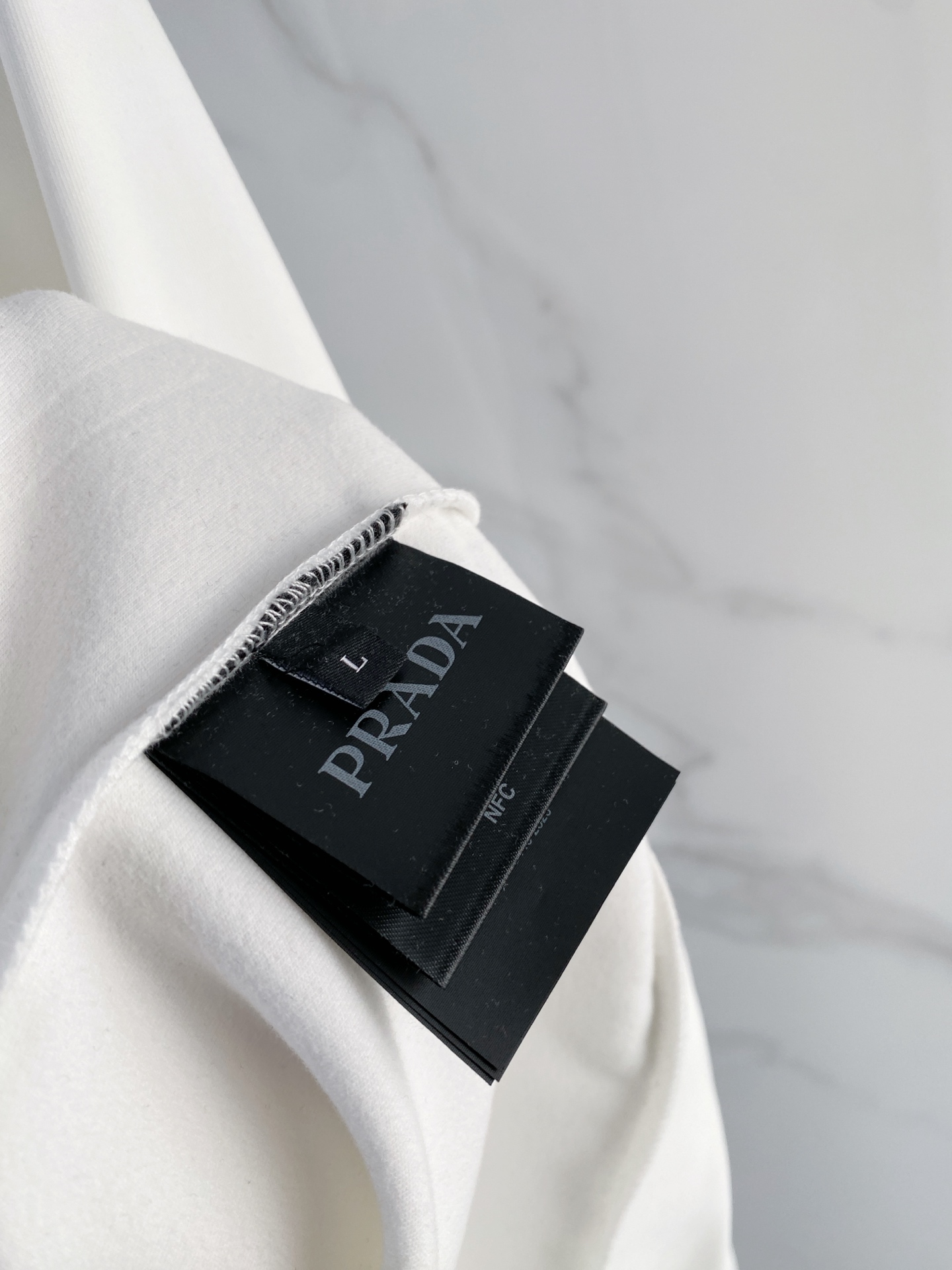 普拉达 精品打底衫 贸易公司订单 25SS 秋冬新款意式轻奢男士休闲长袖打底衫长袖 T恤 卫衣平整的抗皱