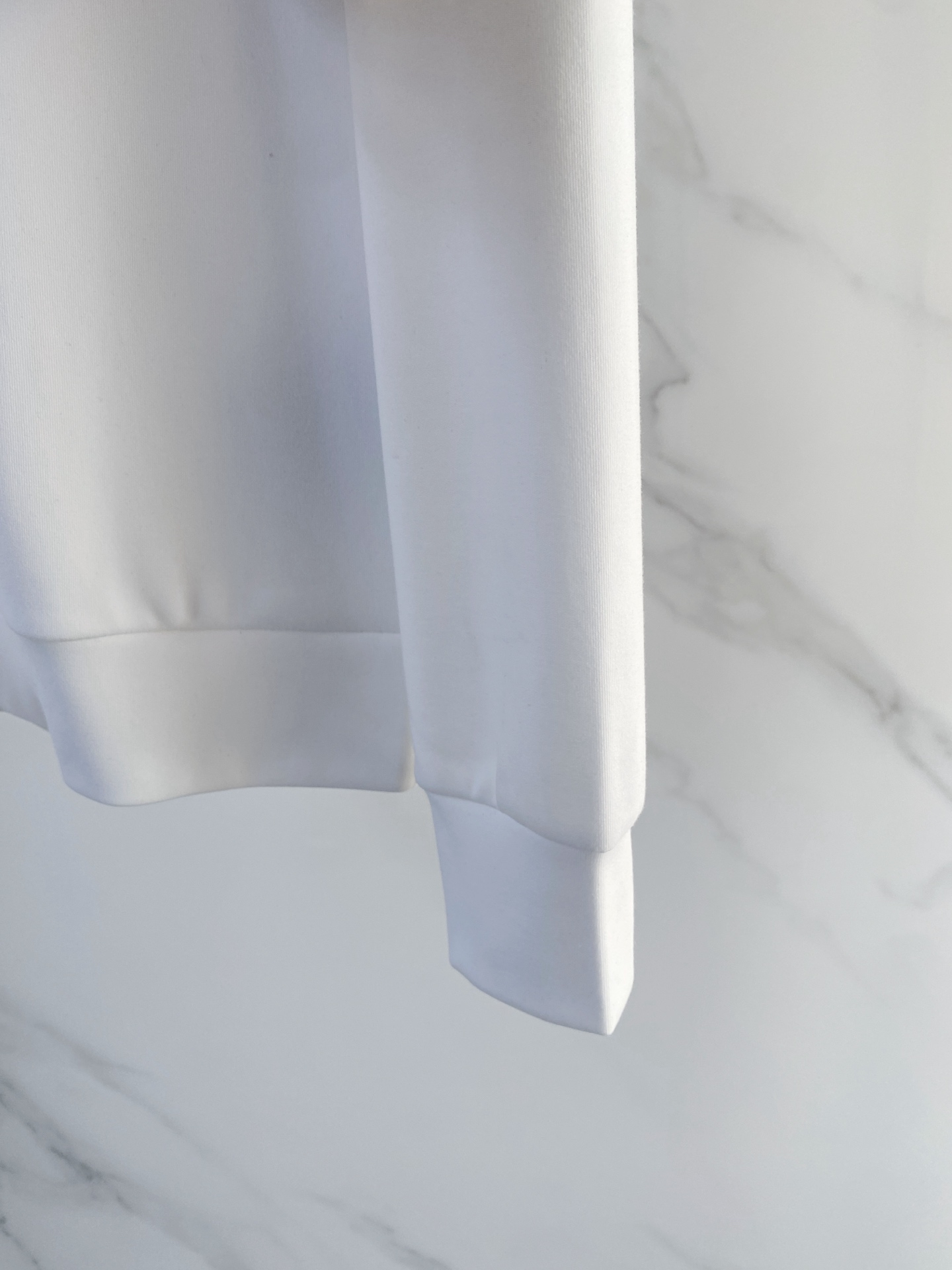 普拉达 精品打底衫 贸易公司订单 25SS 秋冬新款意式轻奢男士休闲长袖打底衫长袖 T恤 卫衣平整的抗皱