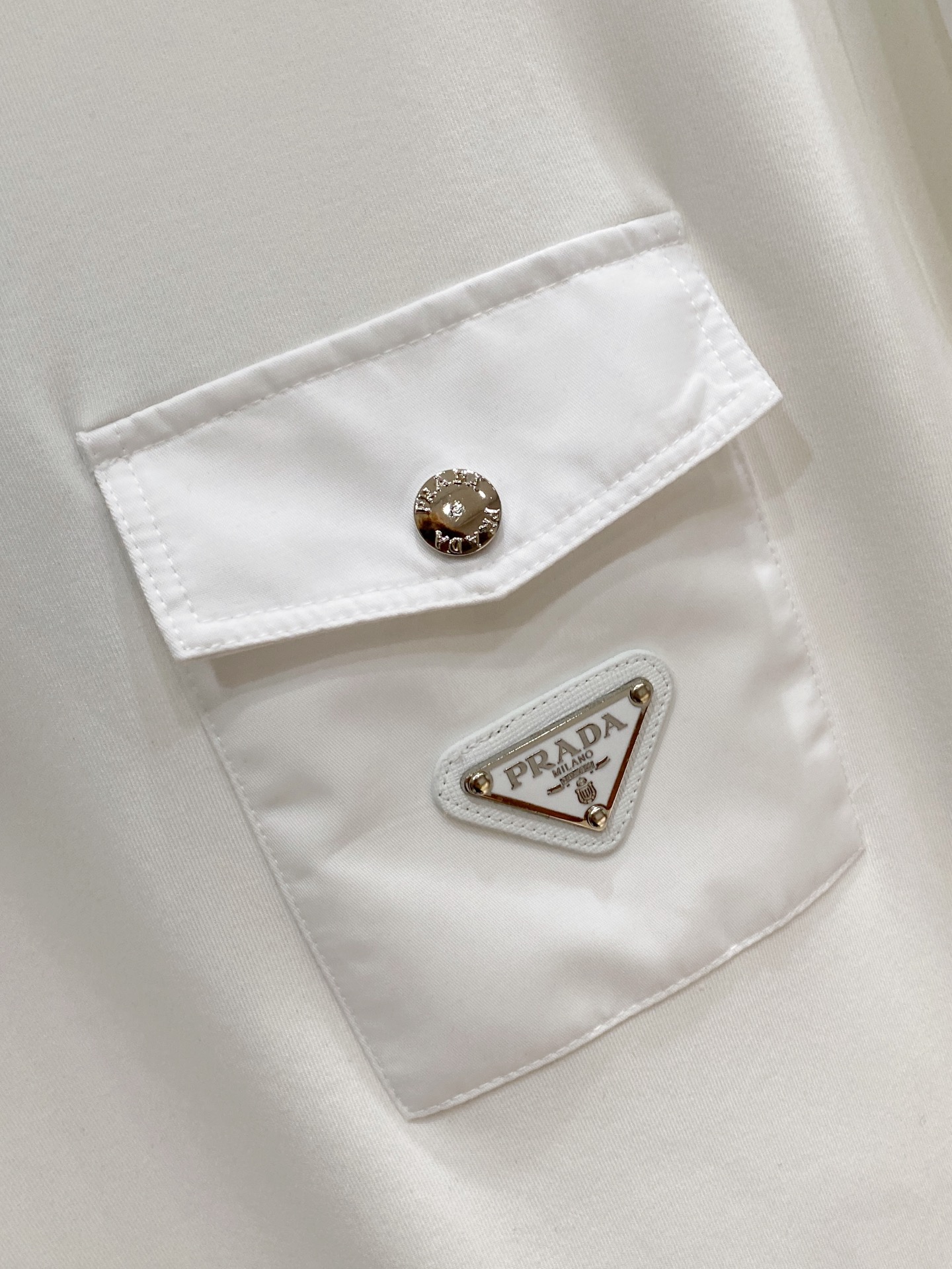 普拉达 精品打底衫 贸易公司订单 25SS 秋冬新款意式轻奢男士休闲长袖打底衫长袖 T恤 卫衣平整的抗皱