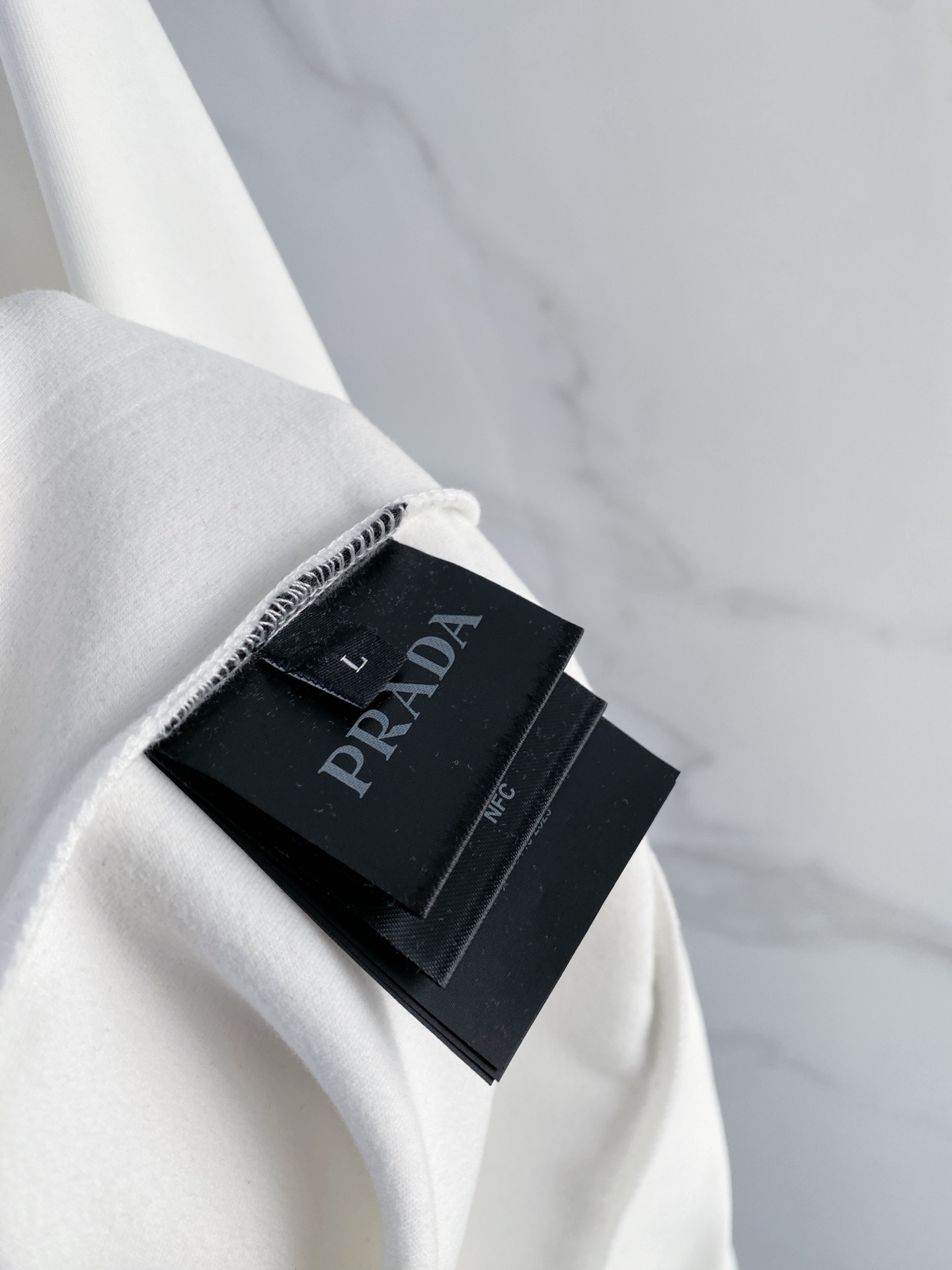 普拉达 精品打底衫 贸易公司订单 25SS 秋冬新款意式轻奢男士休闲长袖打底衫长袖 T恤 卫衣平整的抗皱